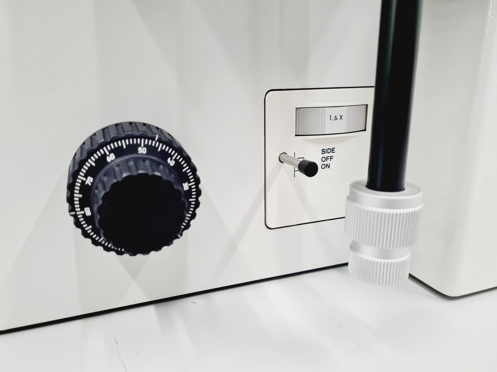 Image of Leica DMIRB Inverted Microscope w/ 4 x Objectives 4x/10x/40x C Plan Lab