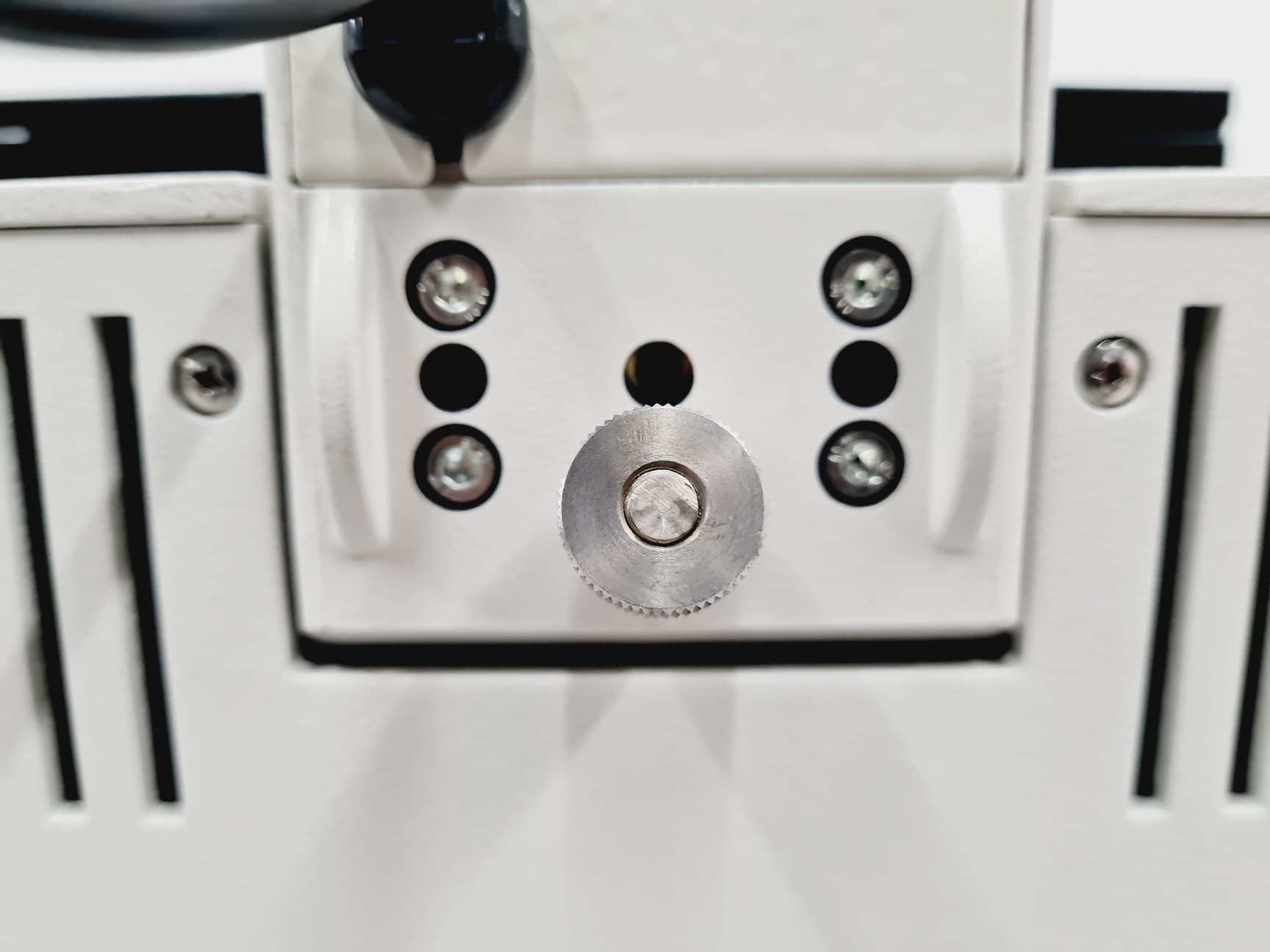 Image of Leica DMIRB Inverted Microscope w/ 4 x Objectives 4x/10x/40x C Plan Lab