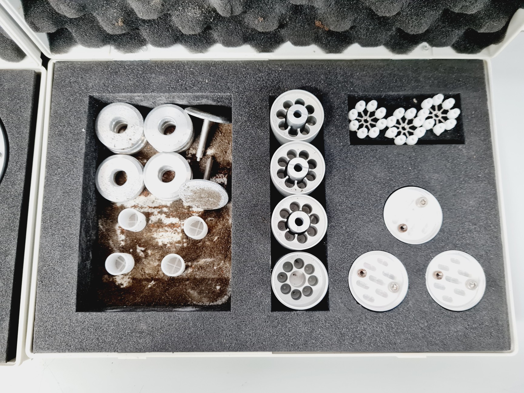 Image of Leica DMIRB Inverted Microscope w/ 4 x Objectives 4x/10x/40x C Plan Lab