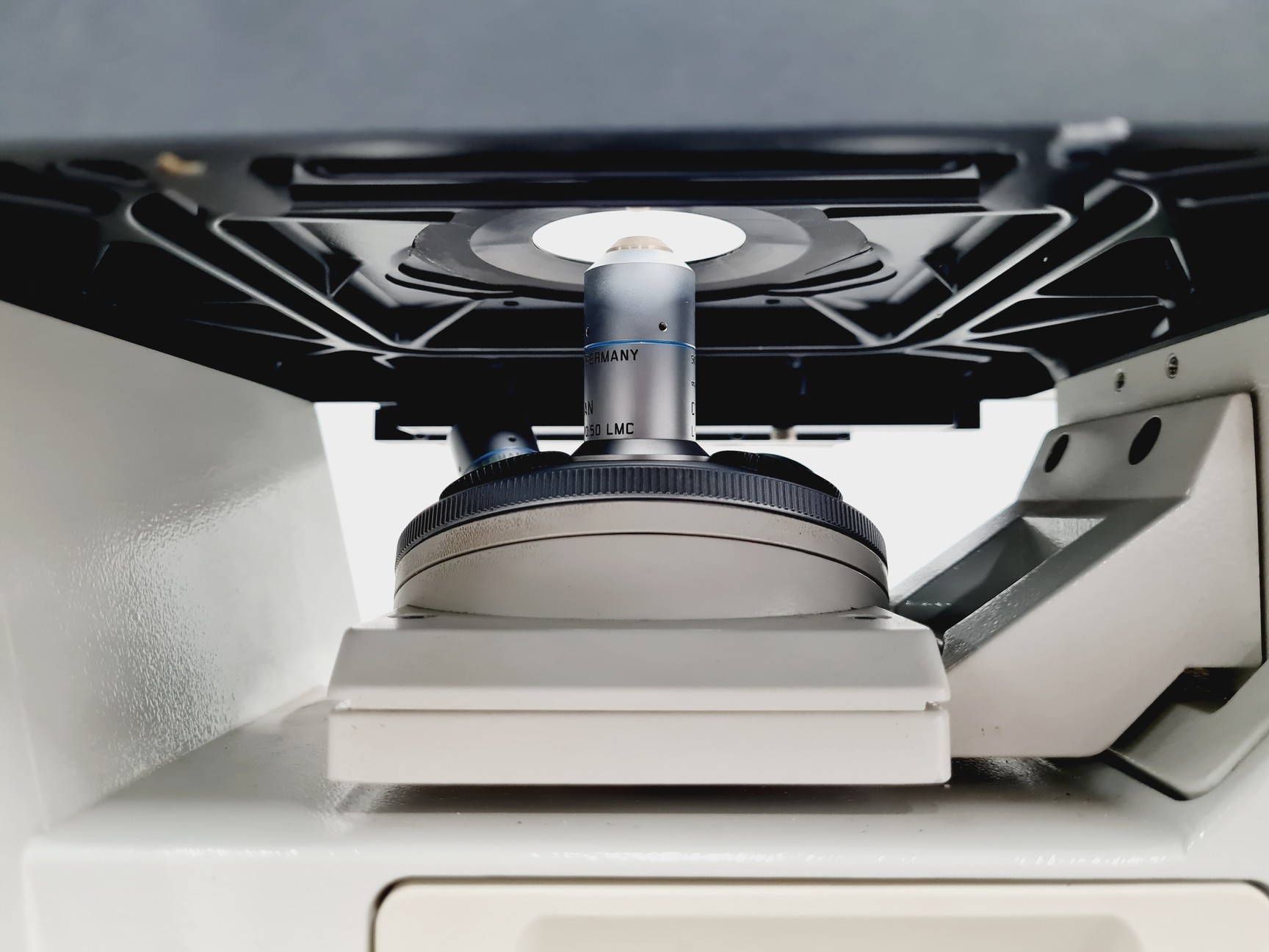 Image of Leica DMIRB Inverted Microscope w/ 4 x Objectives 4x/10x/40x C Plan Lab