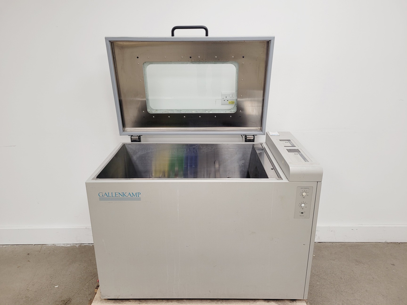 Image of Gallenkamp Cat no. IOX400.XX2.C Shaking Incubator