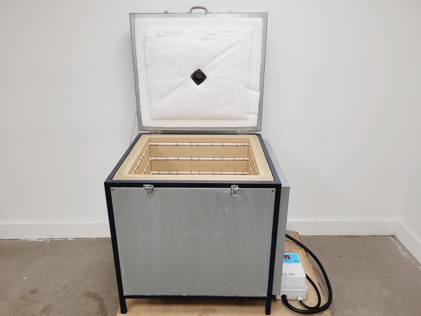 Image of Uterm Floor Standing Electric Kiln w/ Orton AutoFire Express Controller