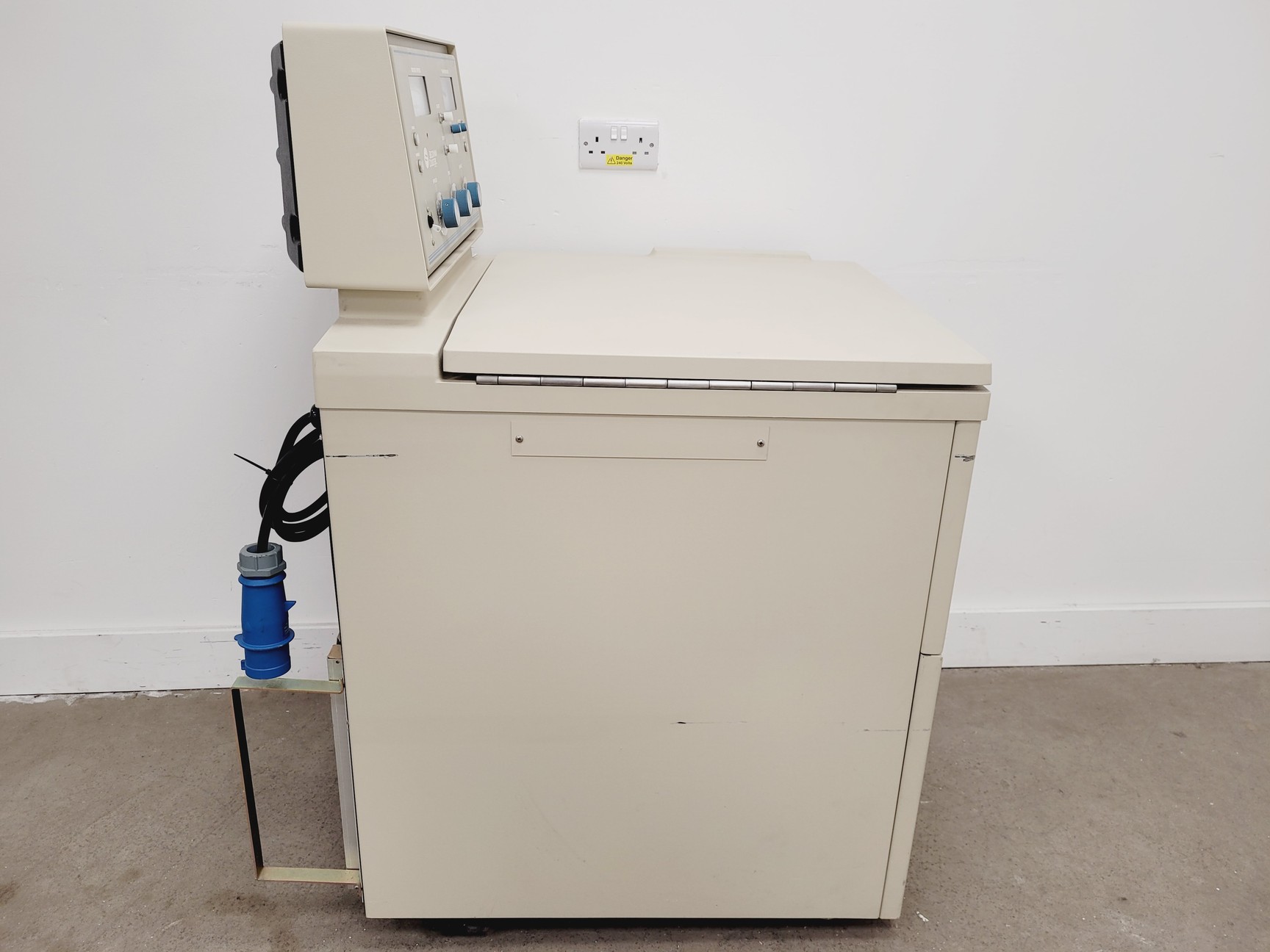 Image of Beckman Coulter J6-HC Floor Standing Centrifuge w/ JS-4.2 Rotor & 6 x Bucket Lab