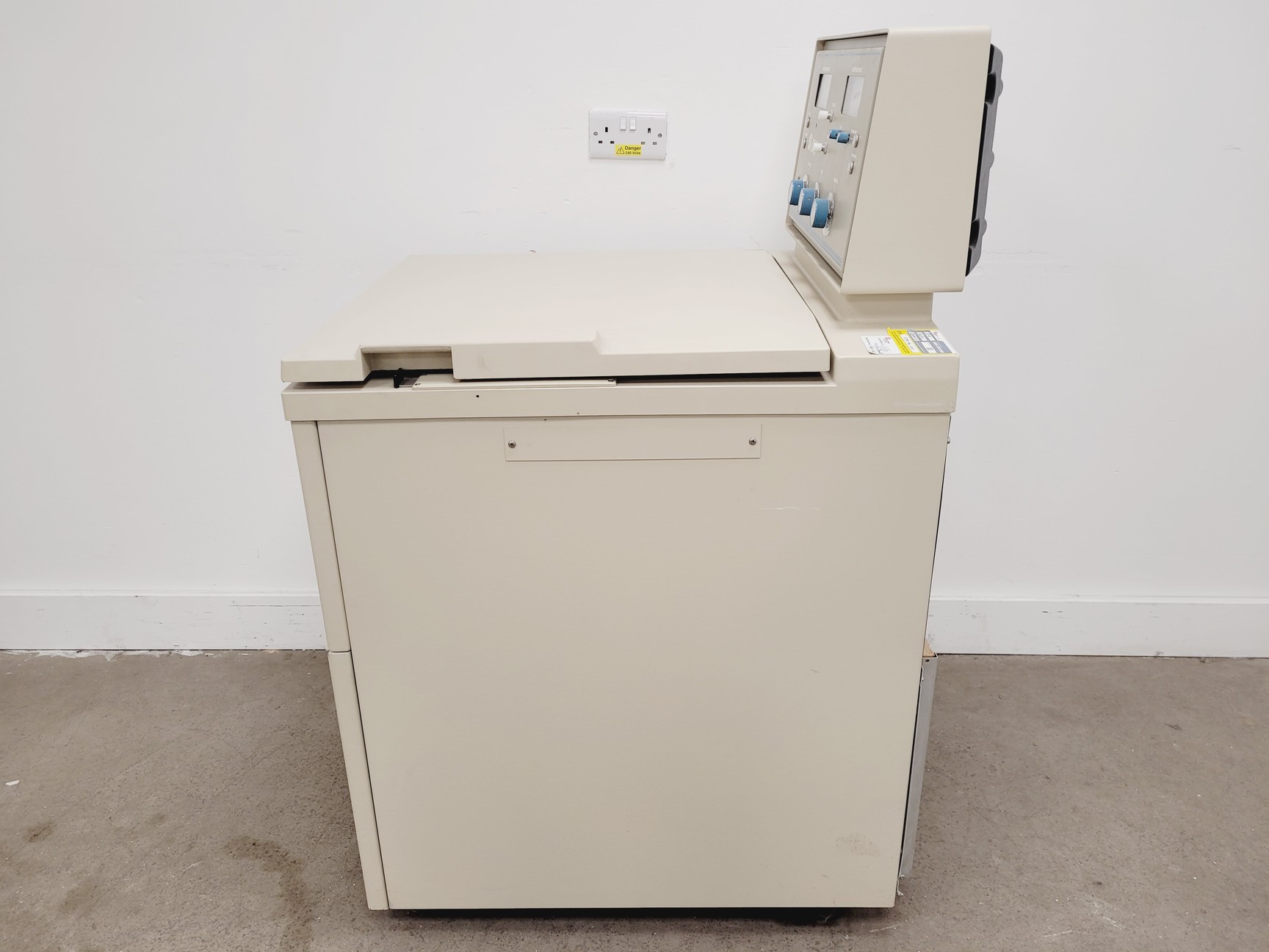 Image of Beckman Coulter J6-HC Floor Standing Centrifuge w/ JS-4.2 Rotor & 6 x Bucket Lab