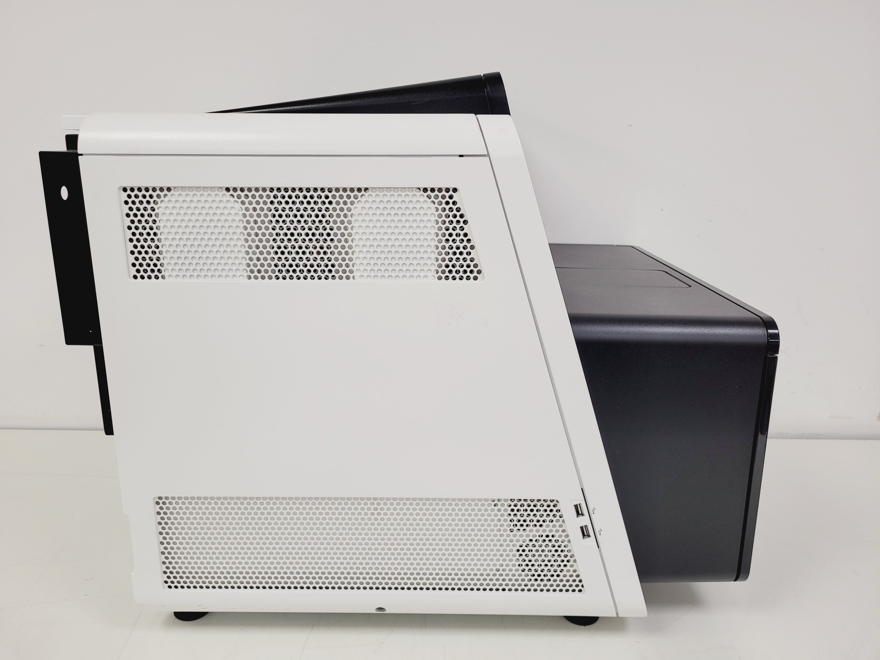 Image of Illumina NextSeq 500 DNA Sequencer Lab