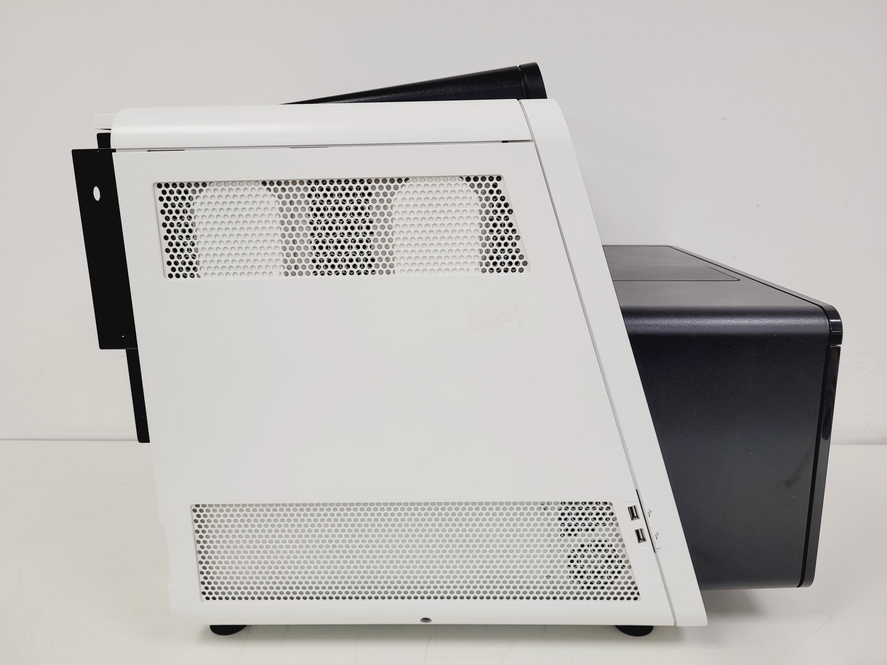 Image of Illumina NextSeq 500 DNA Sequencer Lab