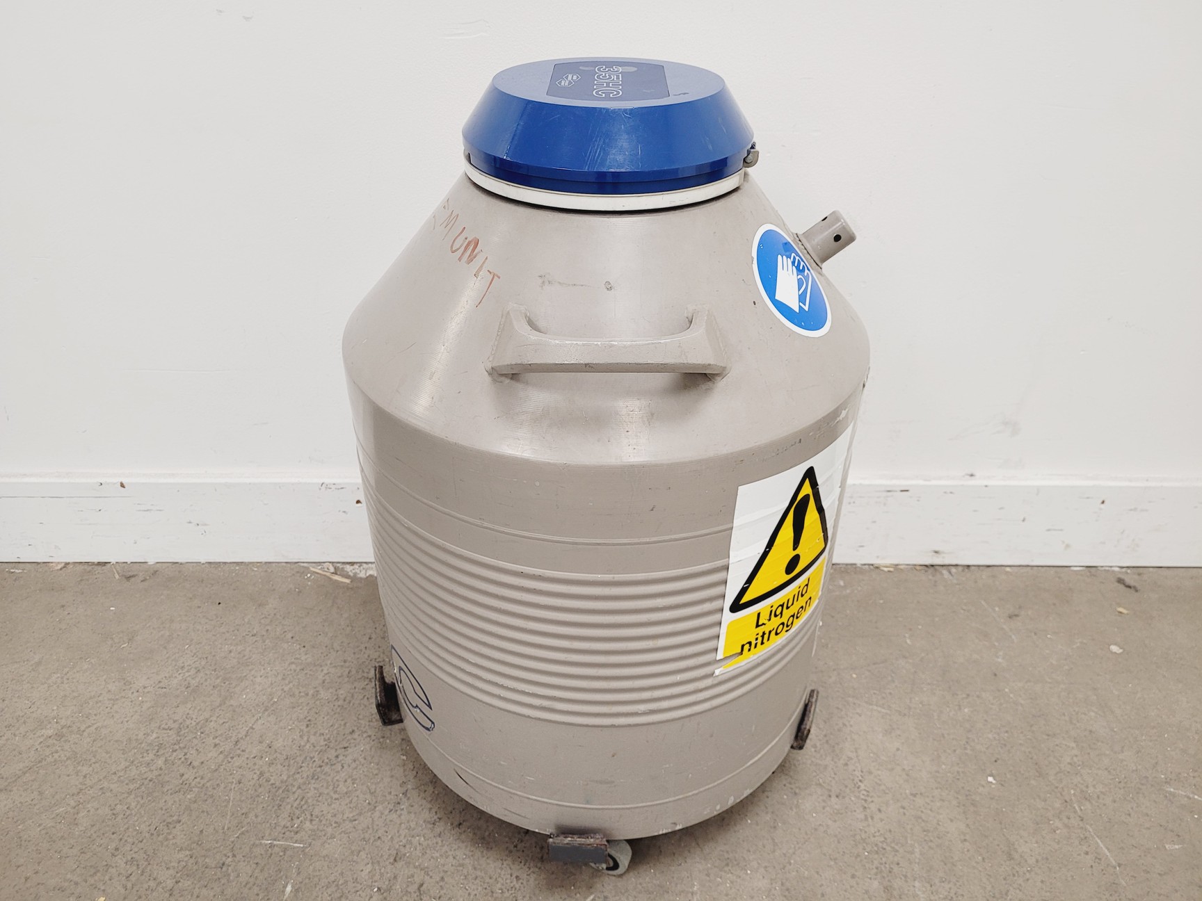 Image of Union Carbide Cryogenic Equipment 35HC Liquid Nitrogen Dewar