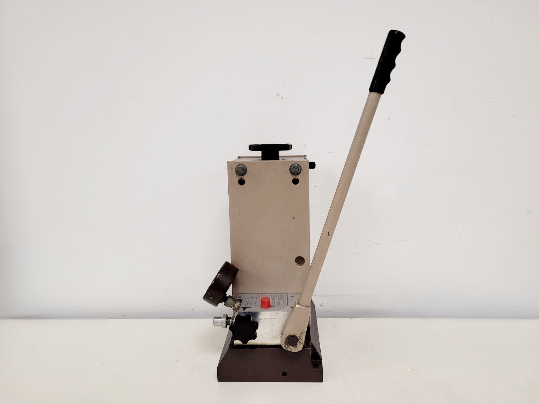 Image of Specac Atlas Series Manual Hydraulic Press 15,001