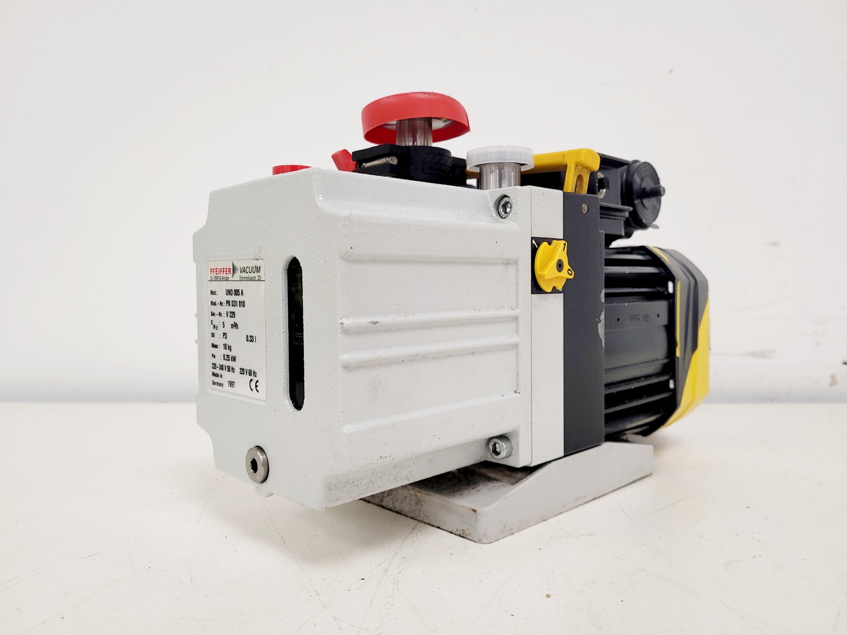 Image of Pfeiffer Uno 005 A Rotary Vane Vacuum Pump