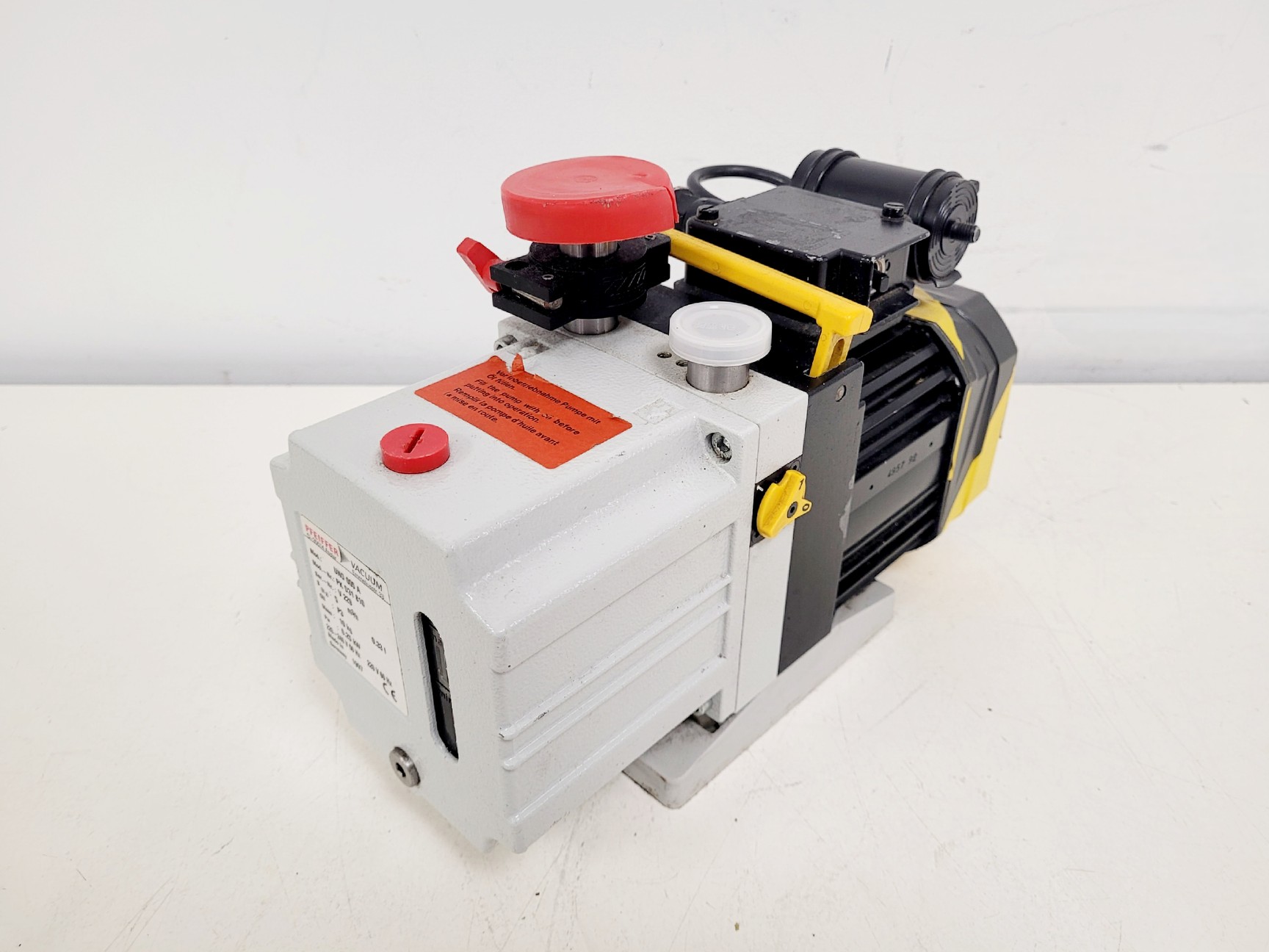 Image of Pfeiffer Uno 005 A Rotary Vane Vacuum Pump