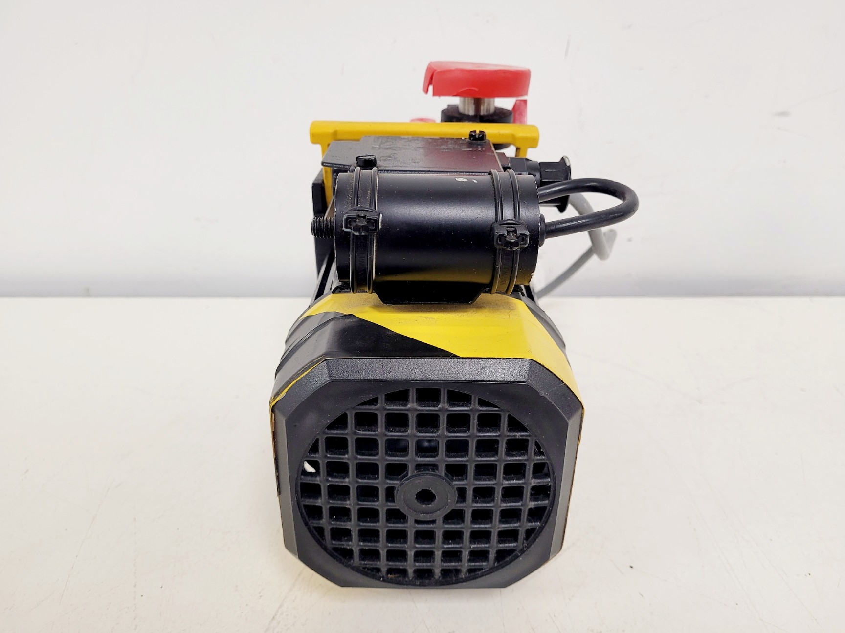 Image of Pfeiffer Uno 005 A Rotary Vane Vacuum Pump
