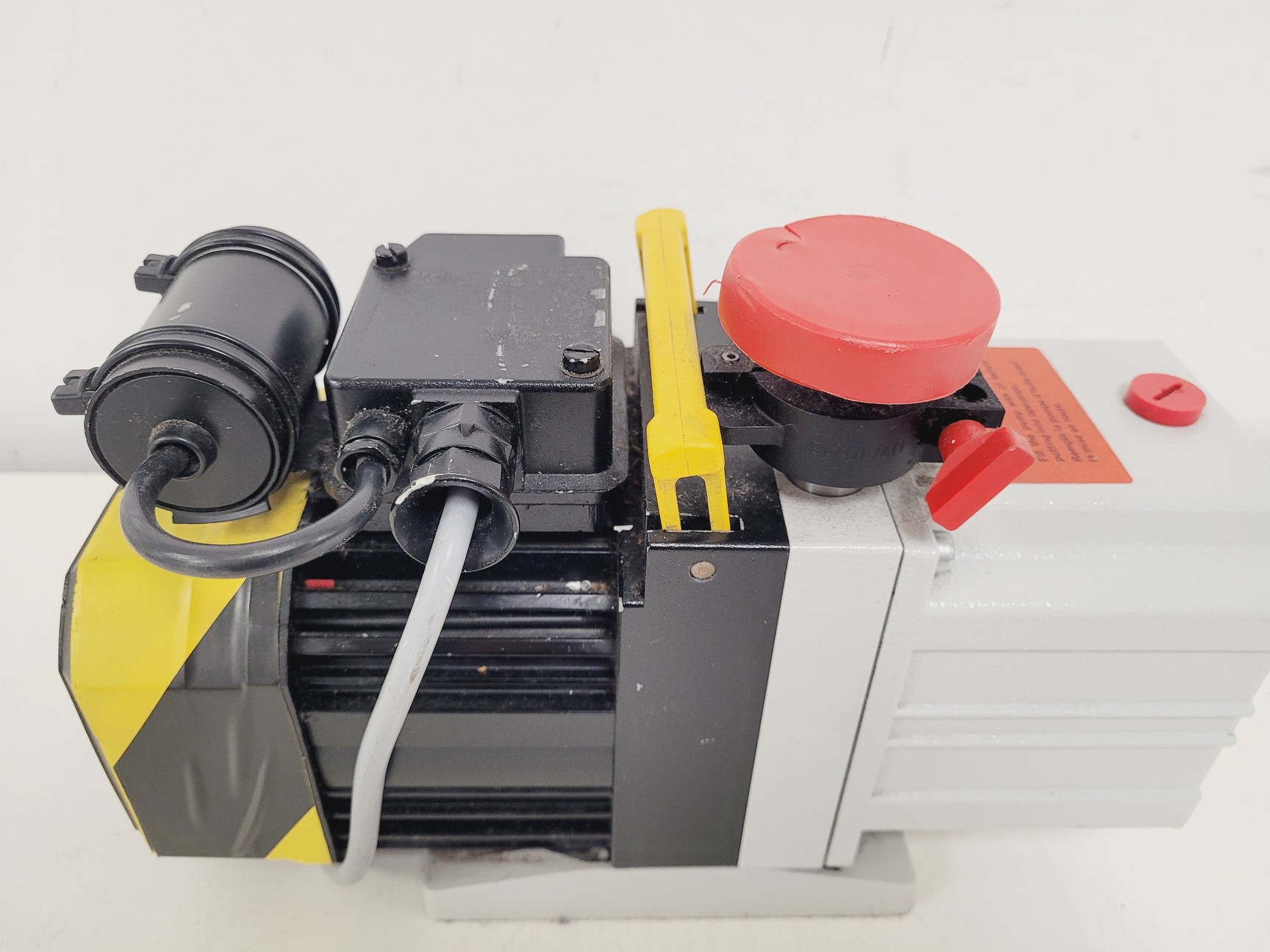 Image of Pfeiffer Uno 005 A Rotary Vane Vacuum Pump