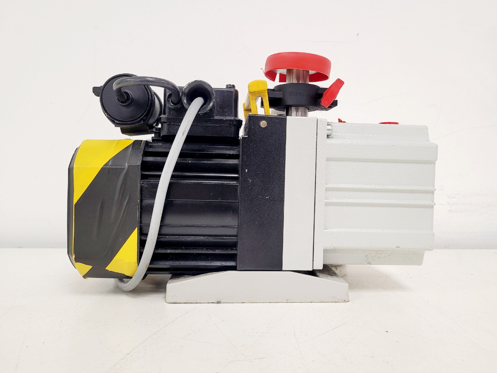 Image of Pfeiffer Uno 005 A Rotary Vane Vacuum Pump