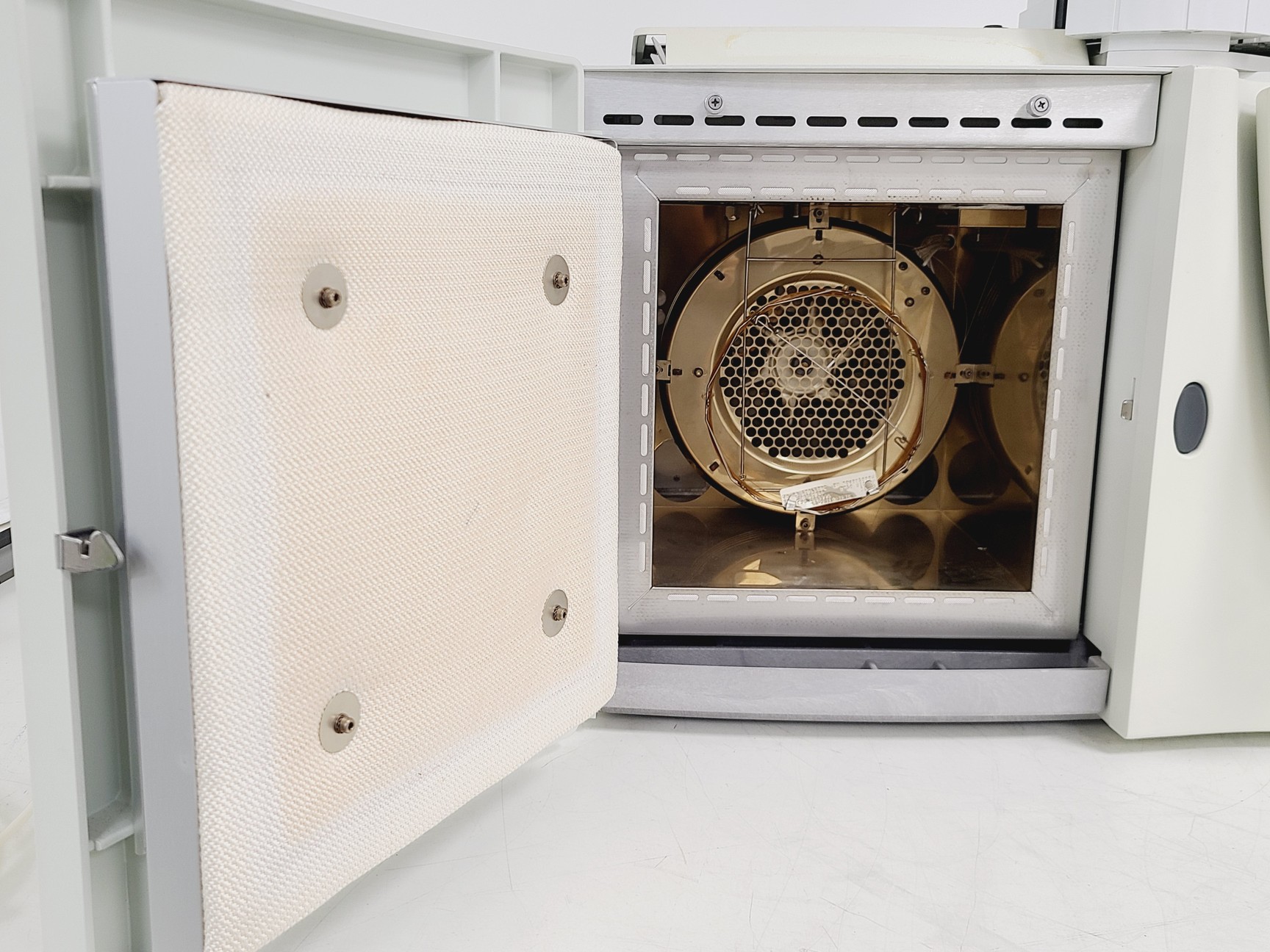 Image of ThermoQuest TRACE 2000 Series GC with Autosampler Model K02432720000000