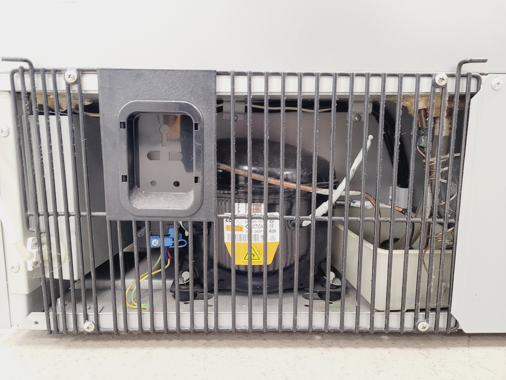 Image of LEC Silver Double Sliding Door Bottle Cooler 225L BC9027G LED