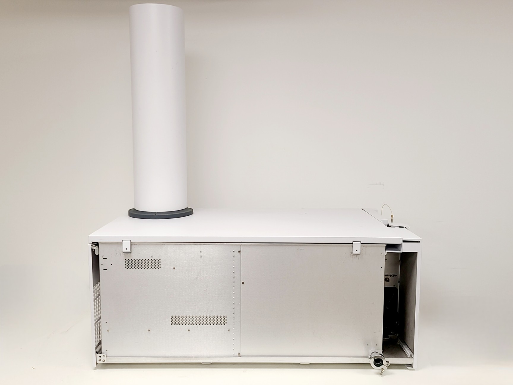 Image of Agilent Technologies 6520 Accurate Mass-Q-ToF Mass Spectrometer w/ Vacuum Pump