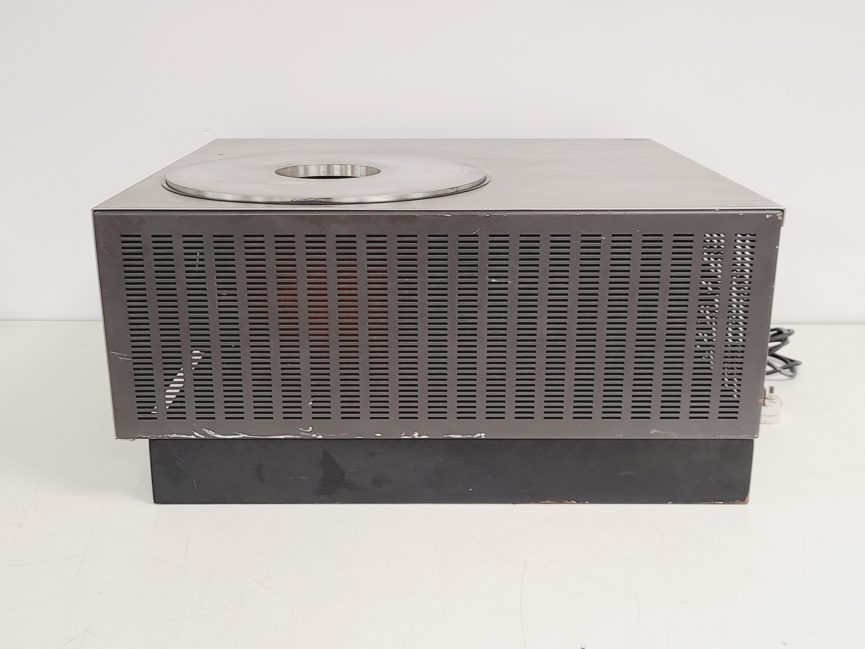 Image of Edwards Modulyo EF4 with 8-port Column Manifold and Cylindrical Acrylic Bell Jar