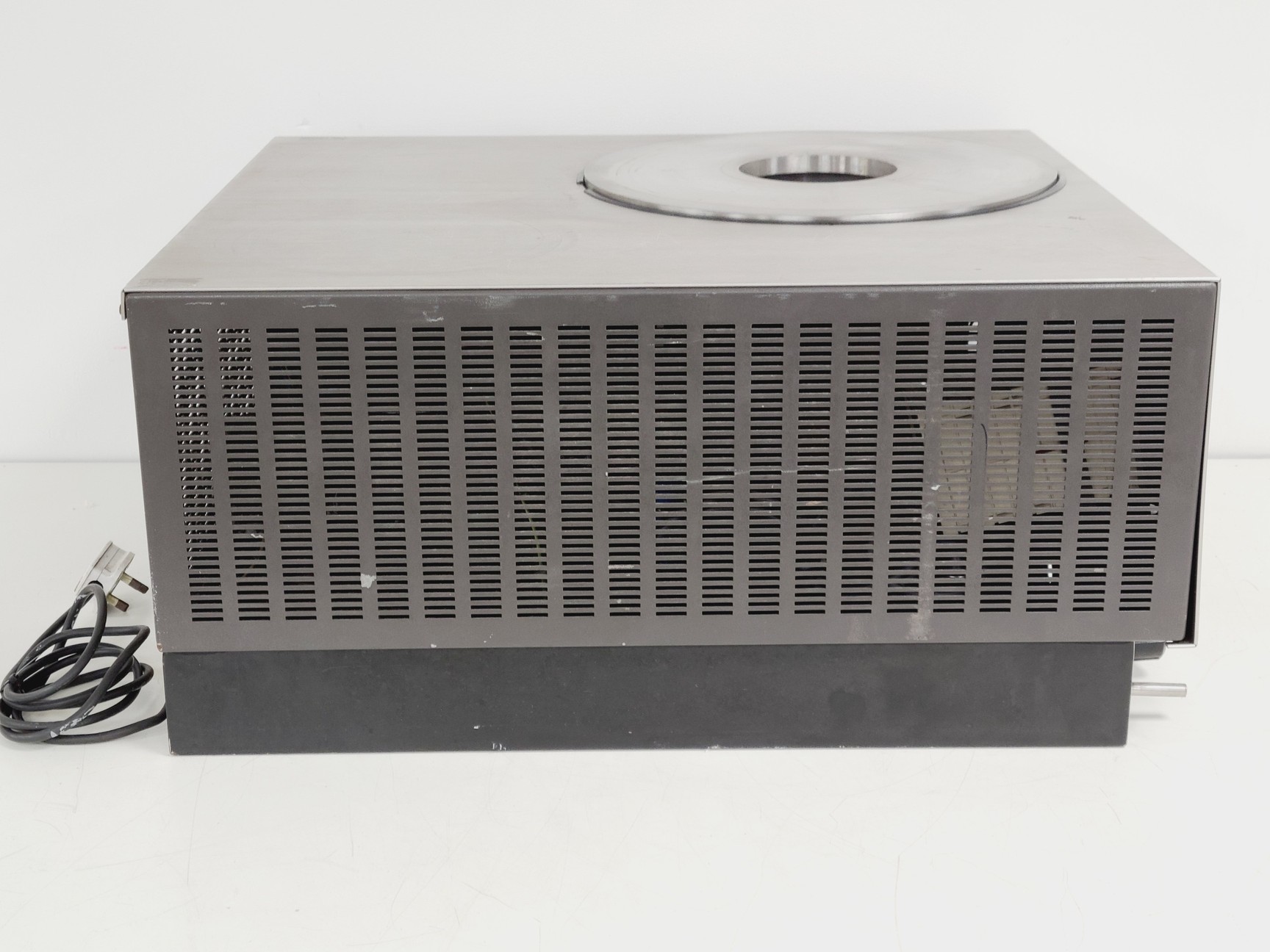 Image of Edwards Modulyo EF4 with 8-port Column Manifold and Cylindrical Acrylic Bell Jar