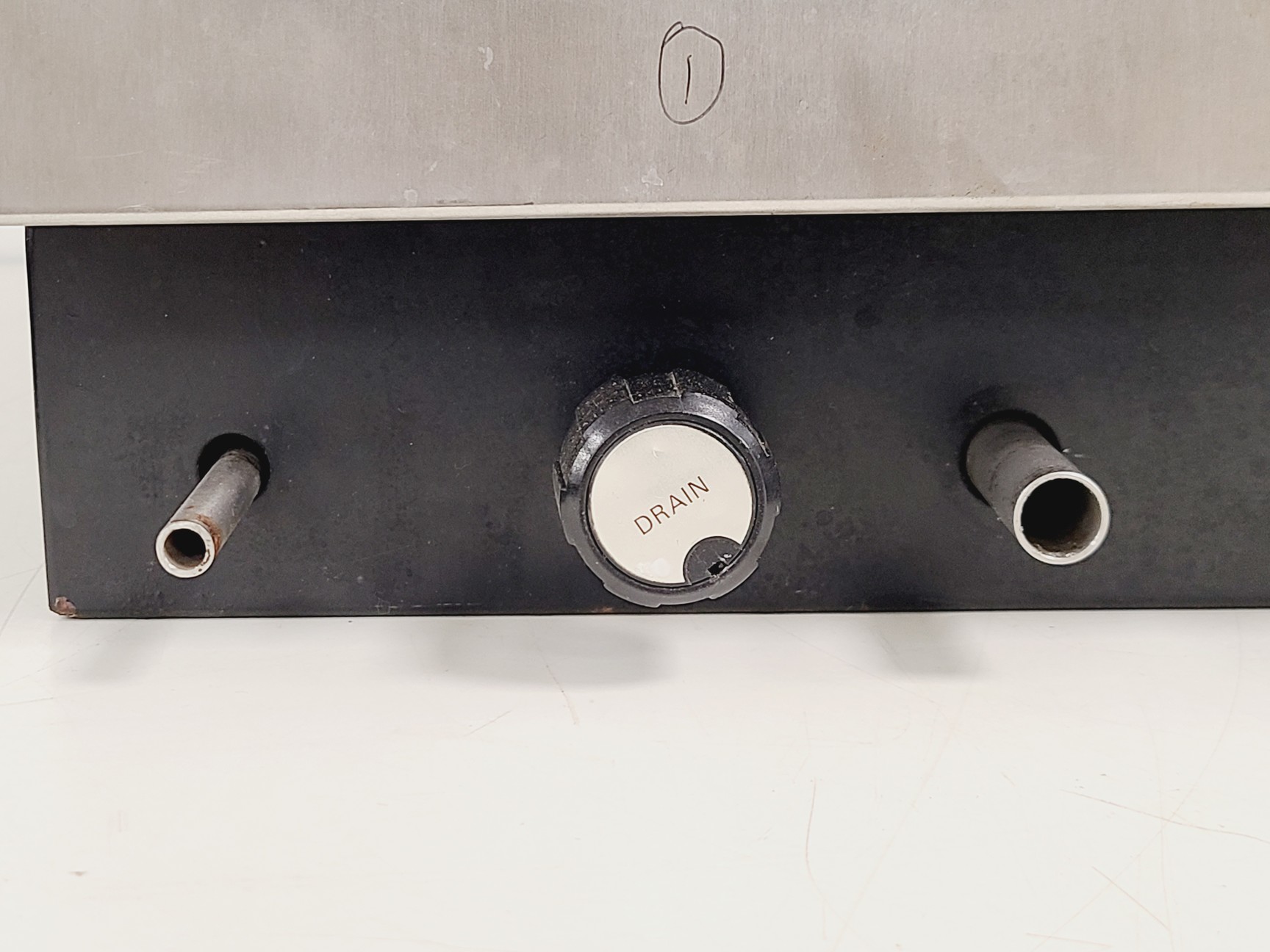 Image of Edwards Modulyo EF4 with 8-port Column Manifold and Cylindrical Acrylic Bell Jar