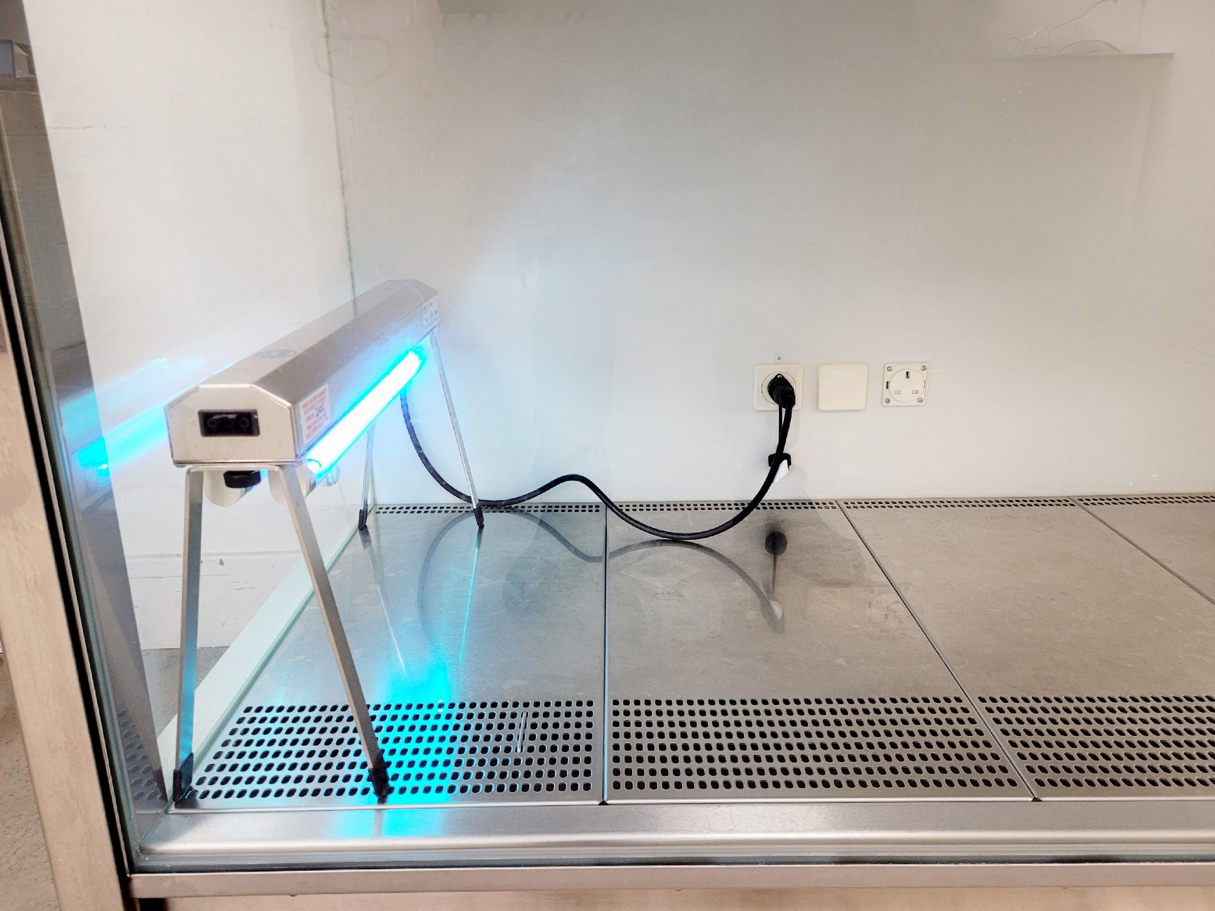 Image of Kendro Heraeus HeraSafe HS 12 Class 2 Biological Safety Cabinet