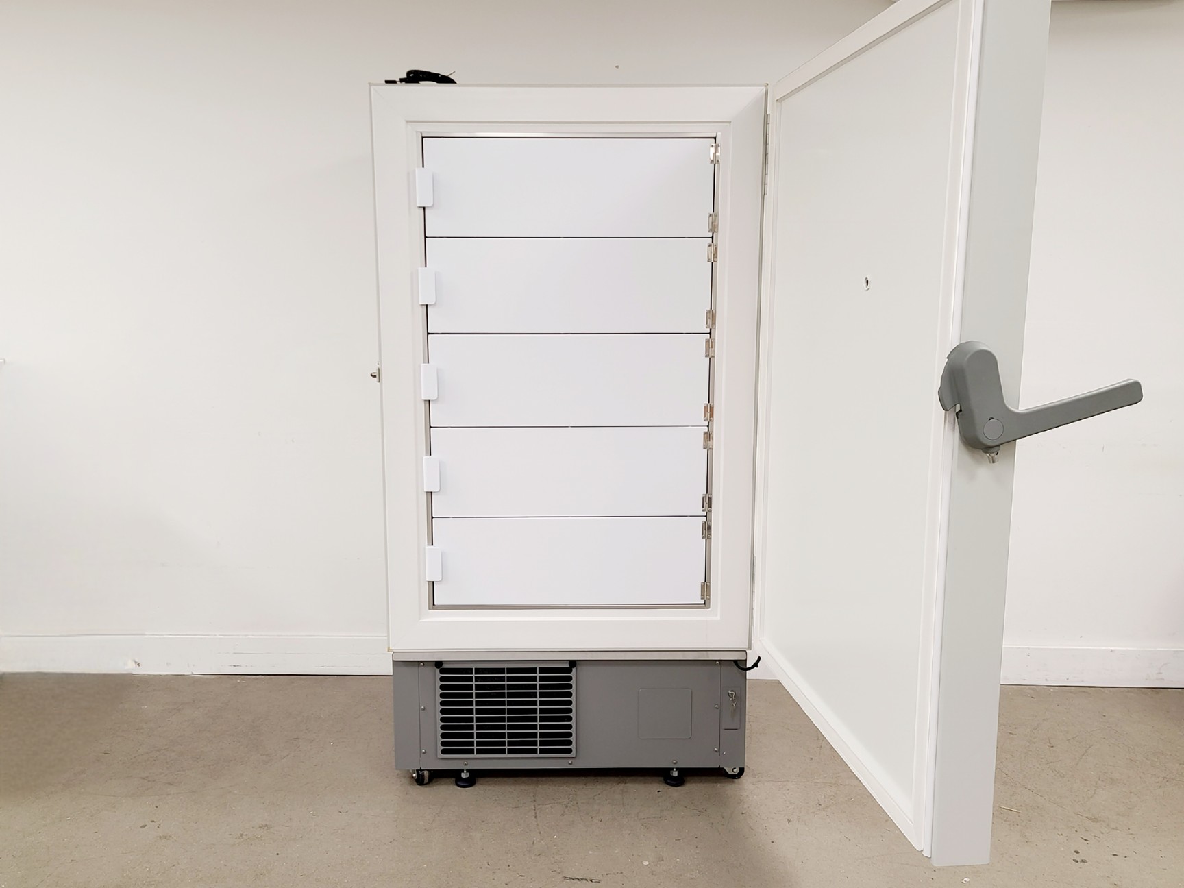 Image of Eppendorf CryoCube F570h with Premium Version CO2 Backup Lab