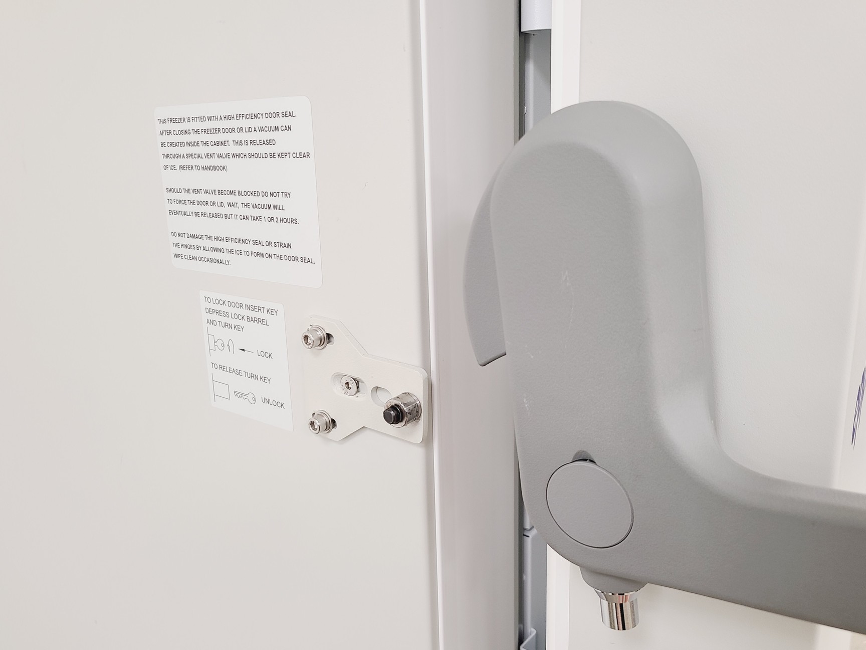 Image of Eppendorf CryoCube F570h with Premium Version CO2 Backup Lab