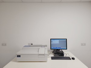 Thumbnail image of Perkin Elmer Lambda 35 UV/VIS Spectrophotometer w/ PC & Software