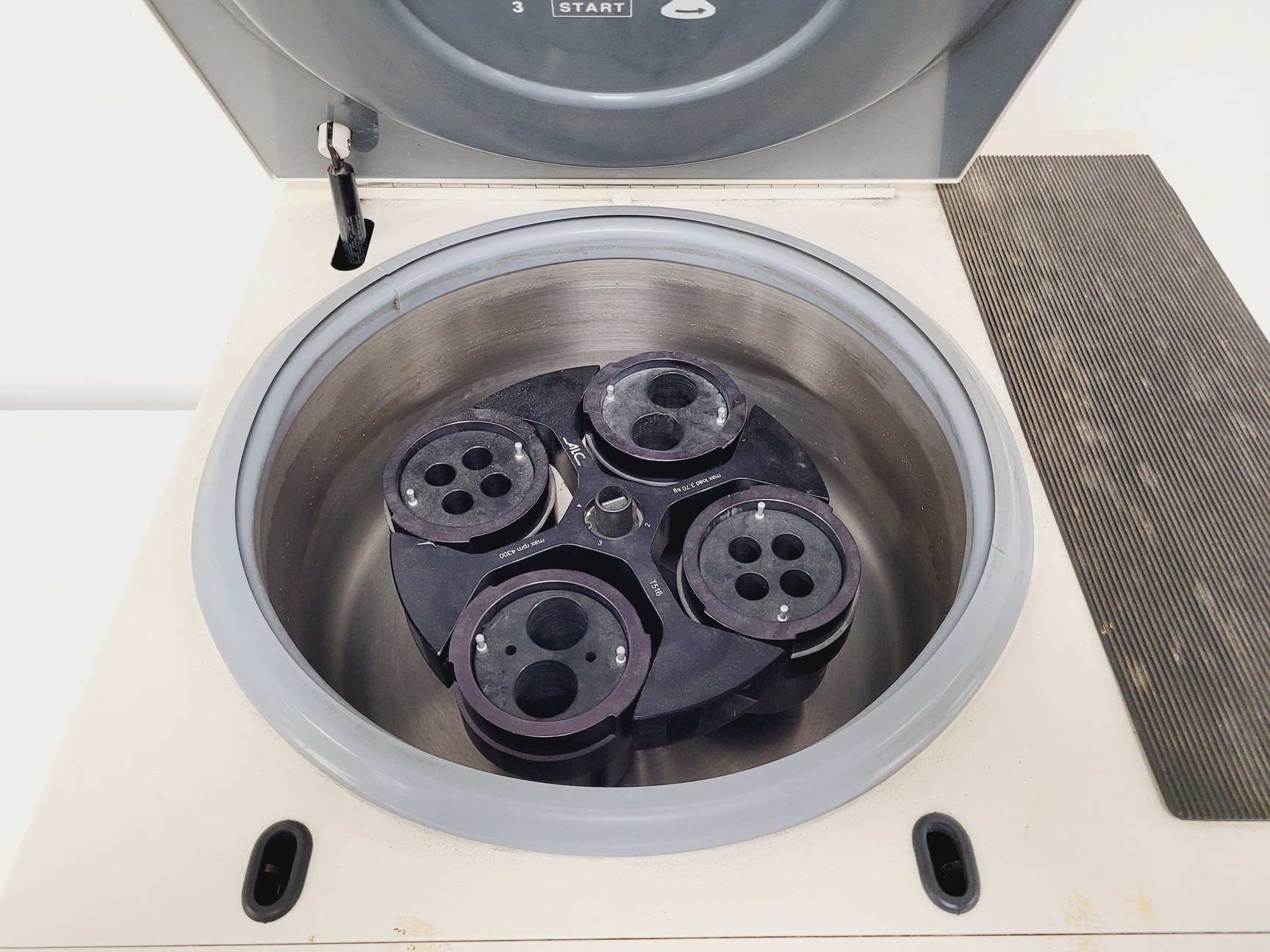 Image of ALC Large Benchtop Refrigerated Centrifuge PK131R