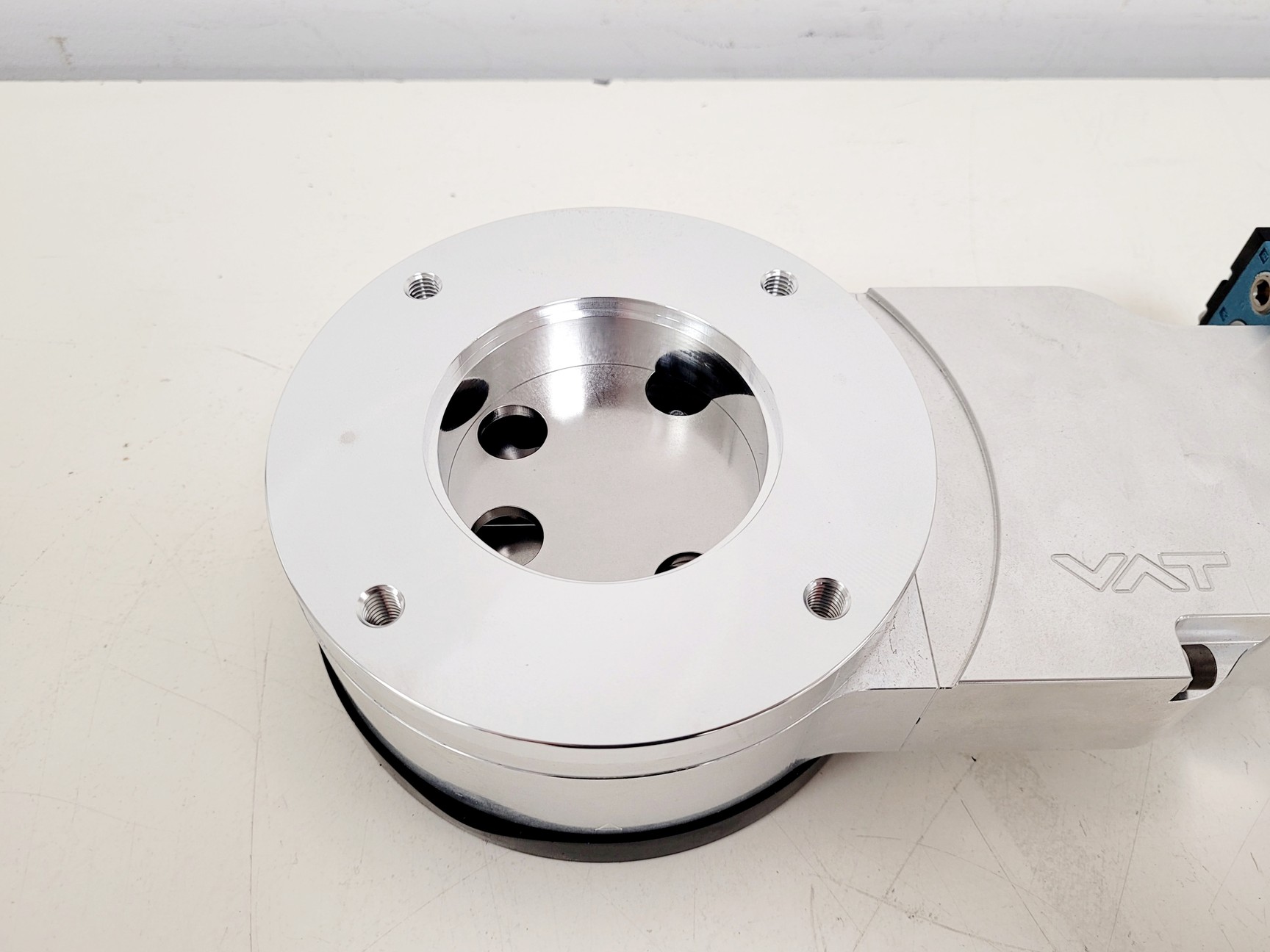 Image of VAT Series 121 Vacuum Gate Valve UHV