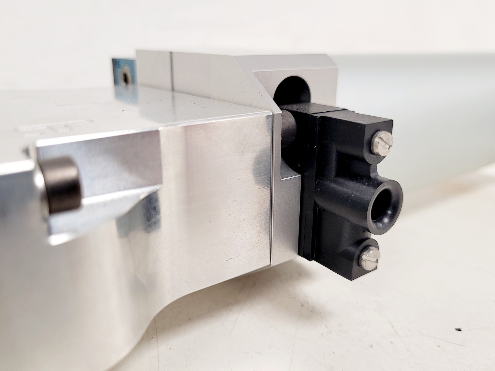 Image of VAT Series 121 Vacuum Gate Valve UHV