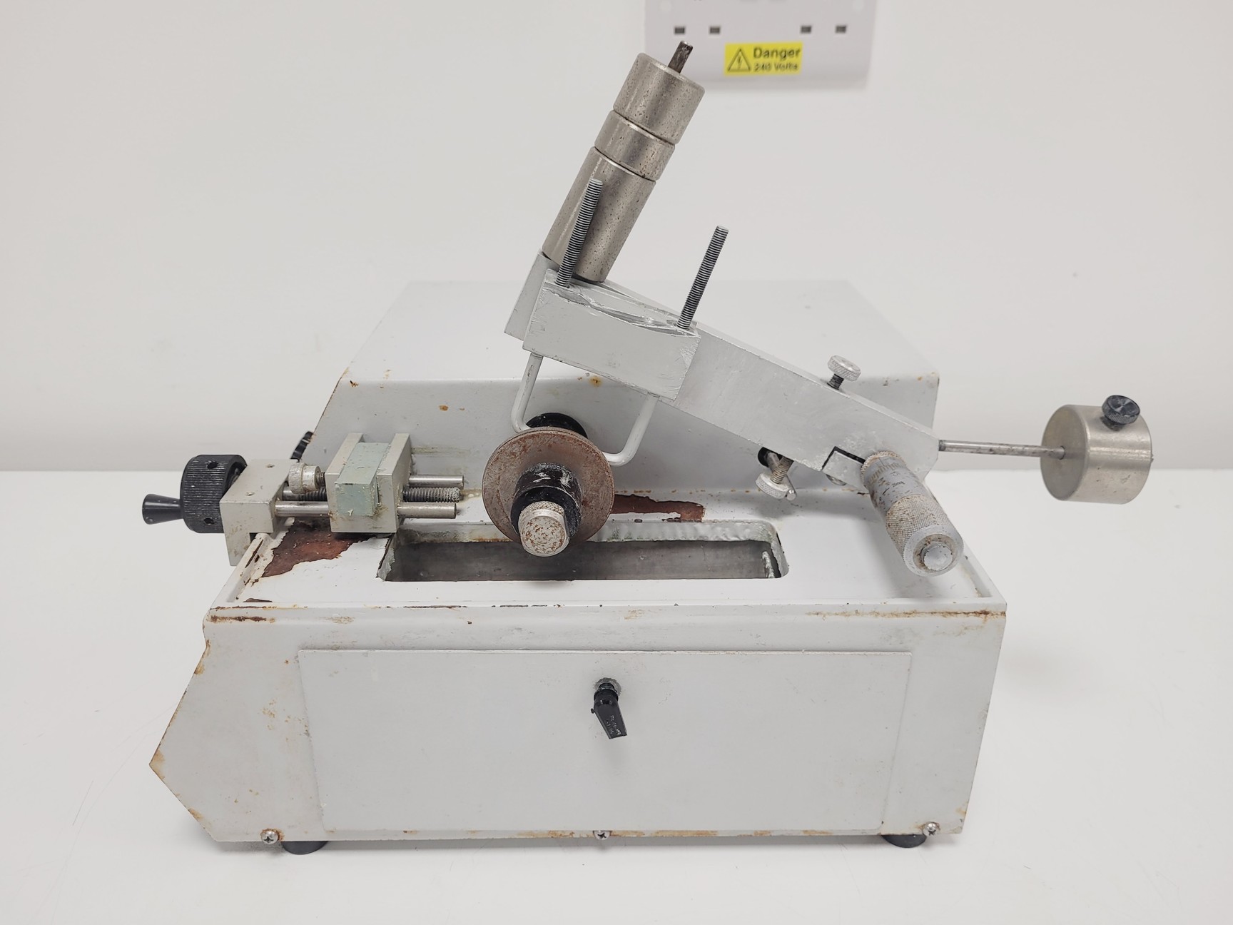 Image of Buehler IsoMet 11-1280-250 Low Speed Saw 