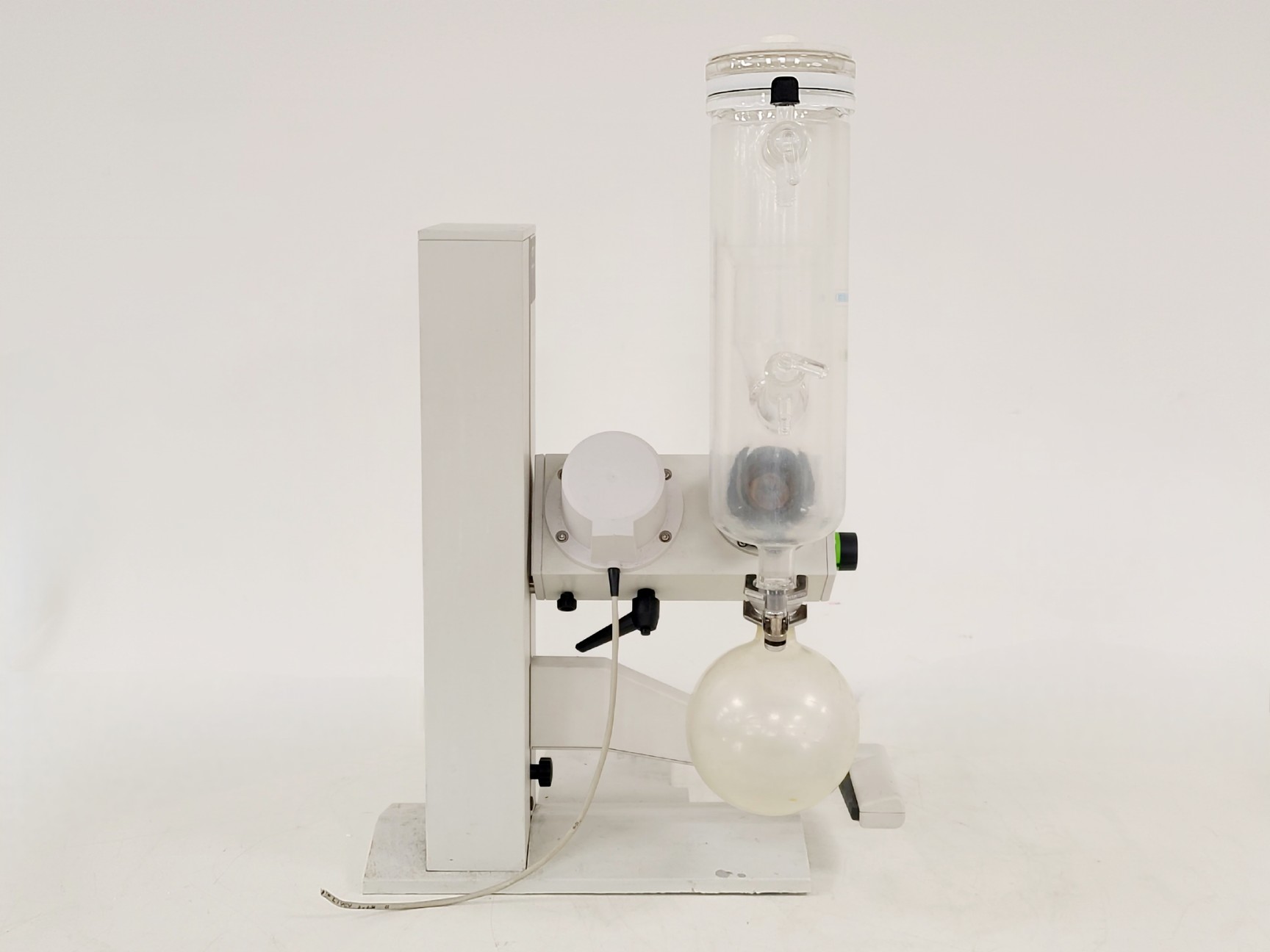 Image of BUCHI R100 Rotovapor, B100 Heating Bath & V-100 Vacuum Pump w/ I-100 Interface