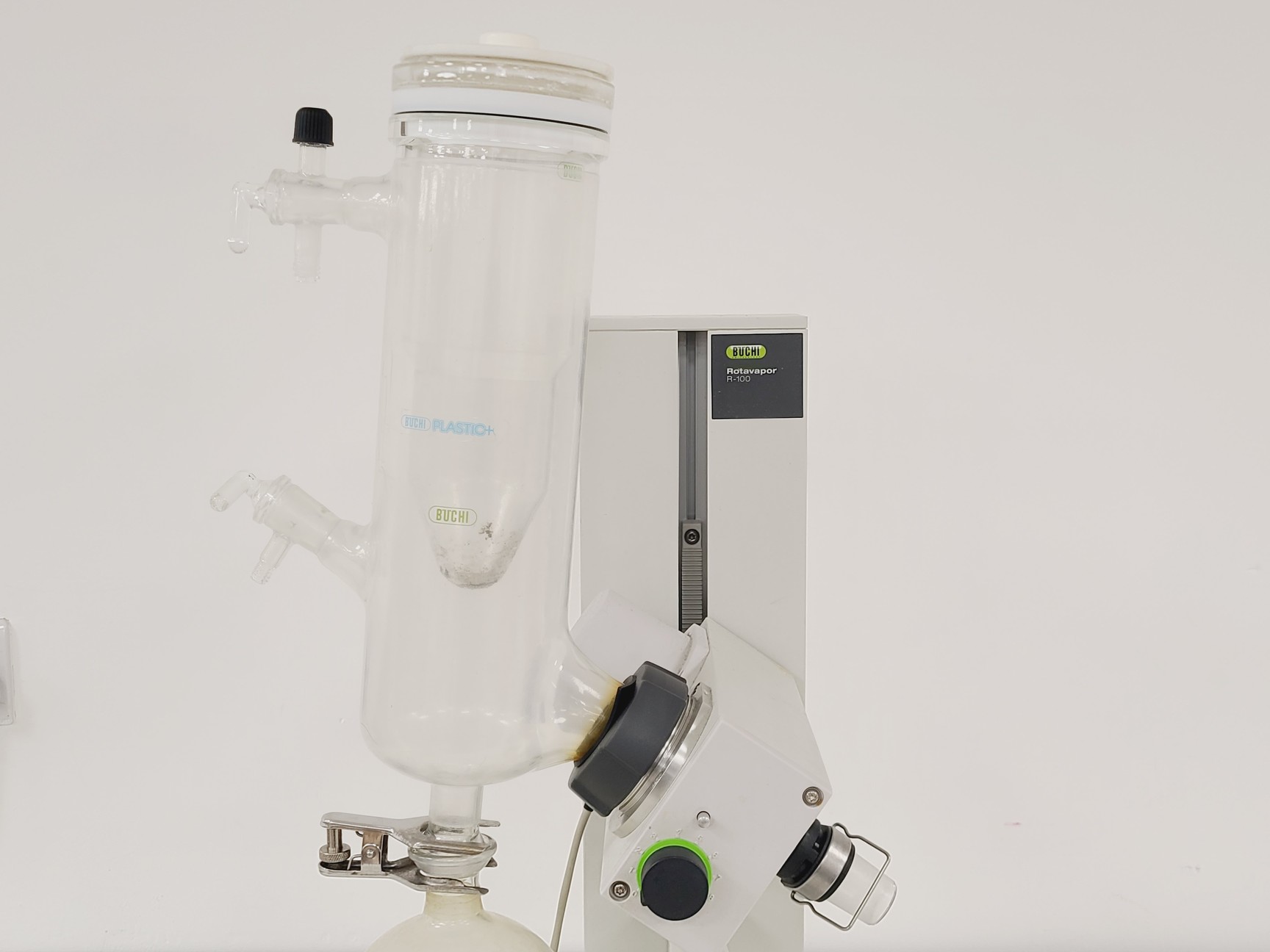 Image of BUCHI R100 Rotovapor, B100 Heating Bath & V-100 Vacuum Pump w/ I-100 Interface