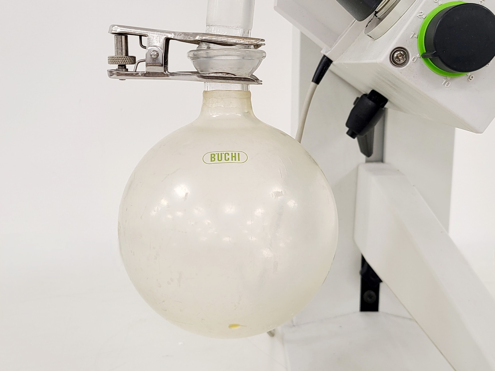 Image of BUCHI R100 Rotovapor, B100 Heating Bath & V-100 Vacuum Pump w/ I-100 Interface