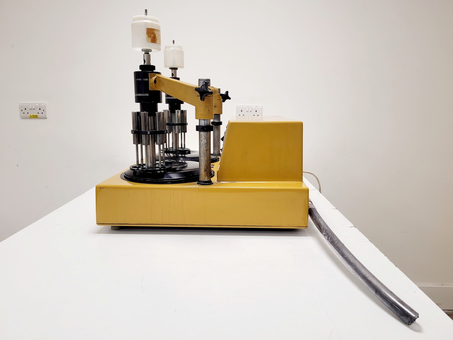 Image of Buehler Metaserv Metallographic Dual Polisher/Grinder 95C.2545.250