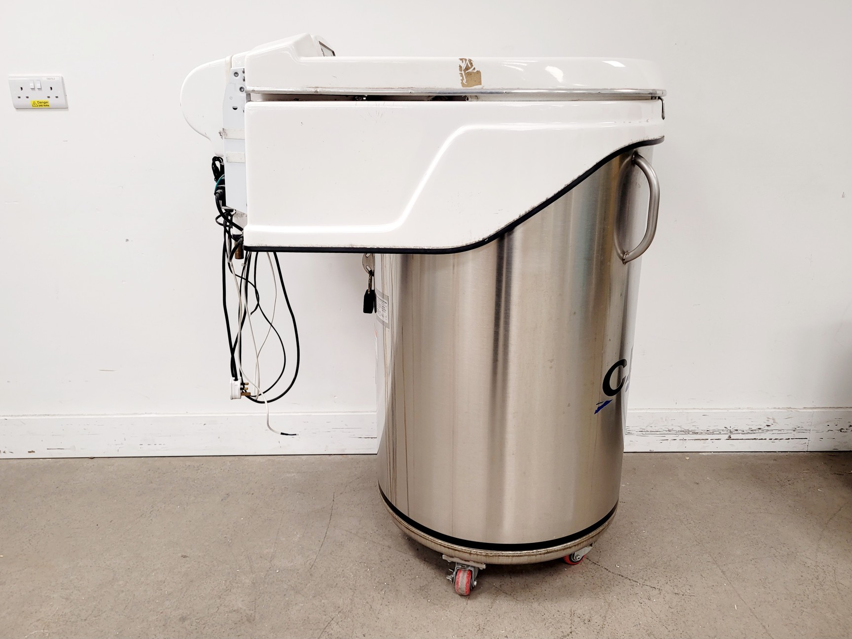 Image of CBS Isolthermal V1500-AB Series LN2 Cryo-Storage Vessel