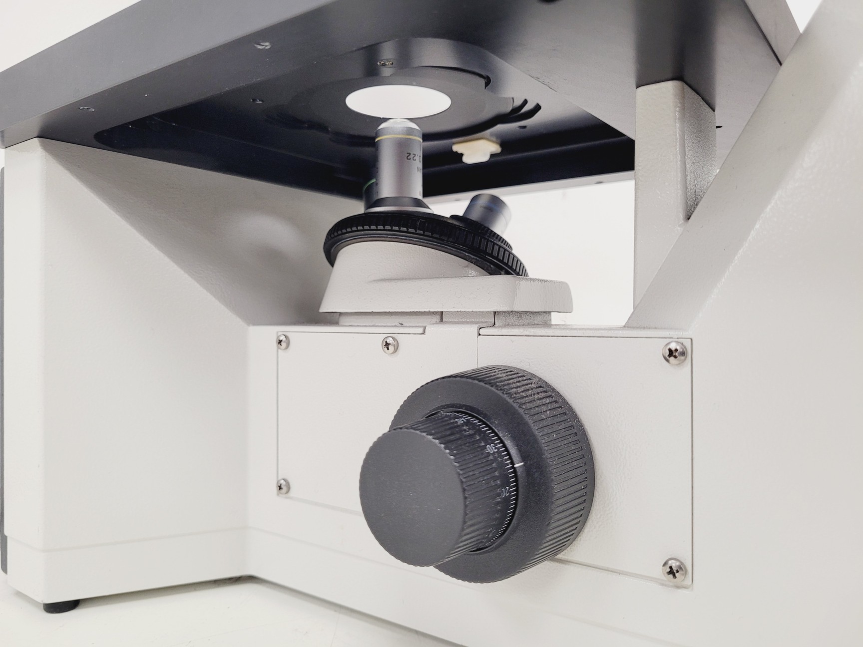 Image of Leica DMIL 090-131-00.1 Microscope w/ 3 Objectives