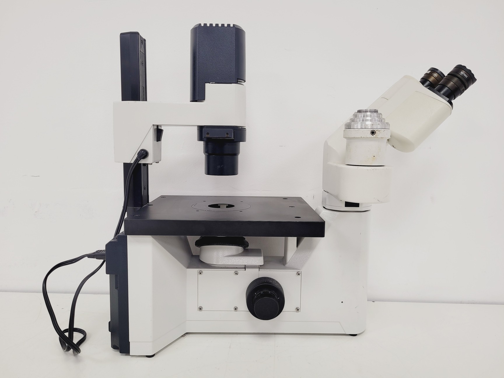Image of Leica DMIL 090-131-00.1 Microscope w/ 3 Objectives