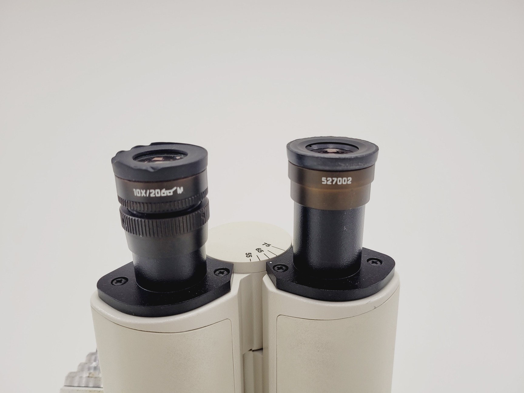 Image of Leica DMIL 090-131-00.1 Microscope w/ 3 Objectives
