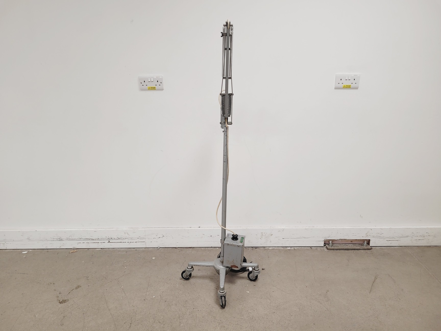 Image of John Weiss & Sons Trolley Surgical Lamp