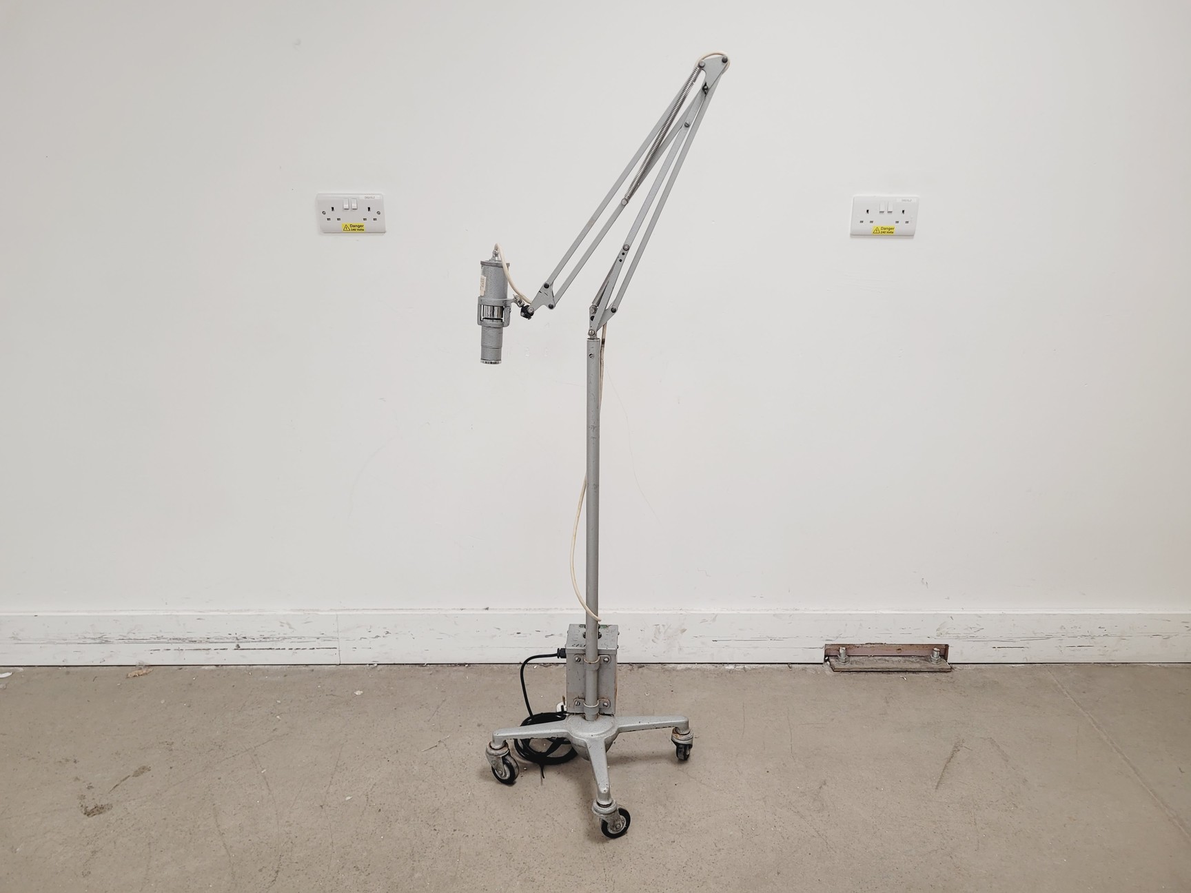 Image of John Weiss & Sons Trolley Surgical Lamp