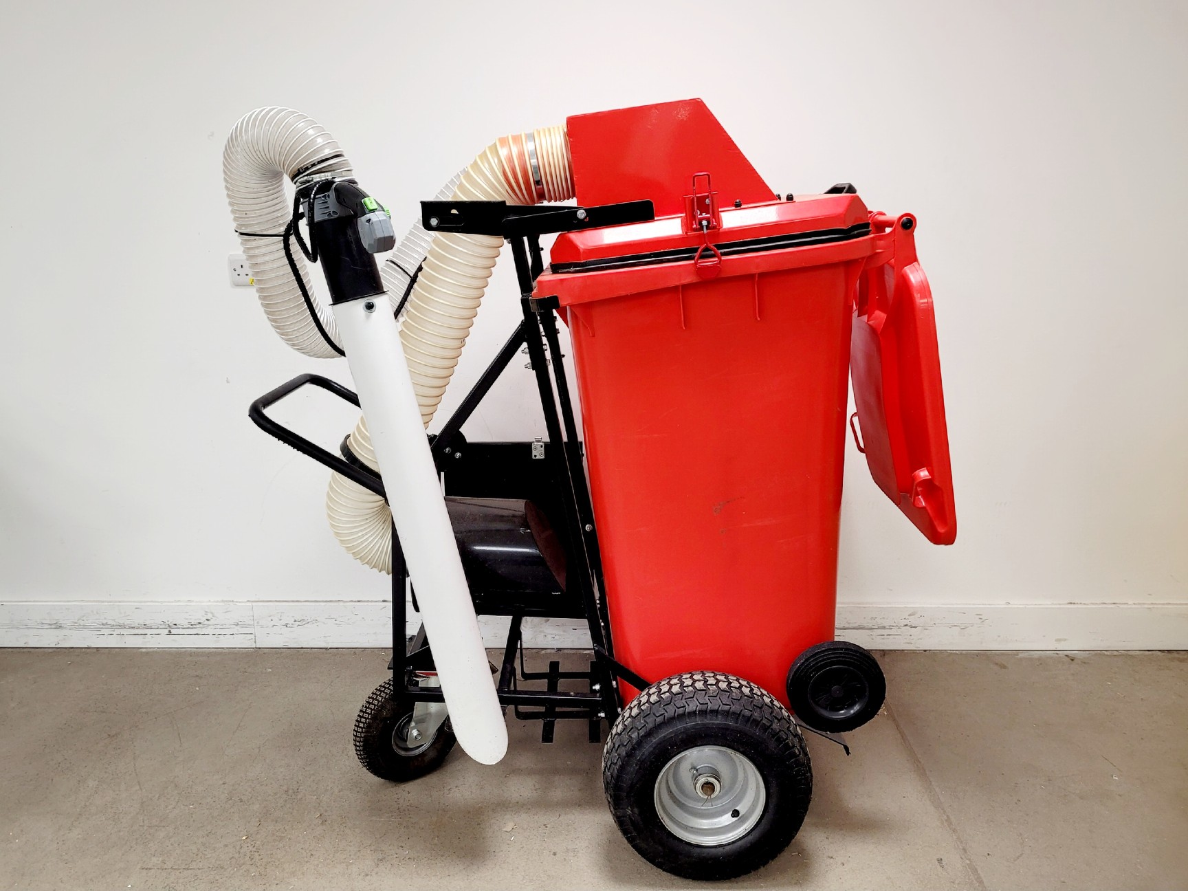 Image of Trafalgar Cleaning Equipment Wolf3 Leaf & Litter Vacuum with Trolley