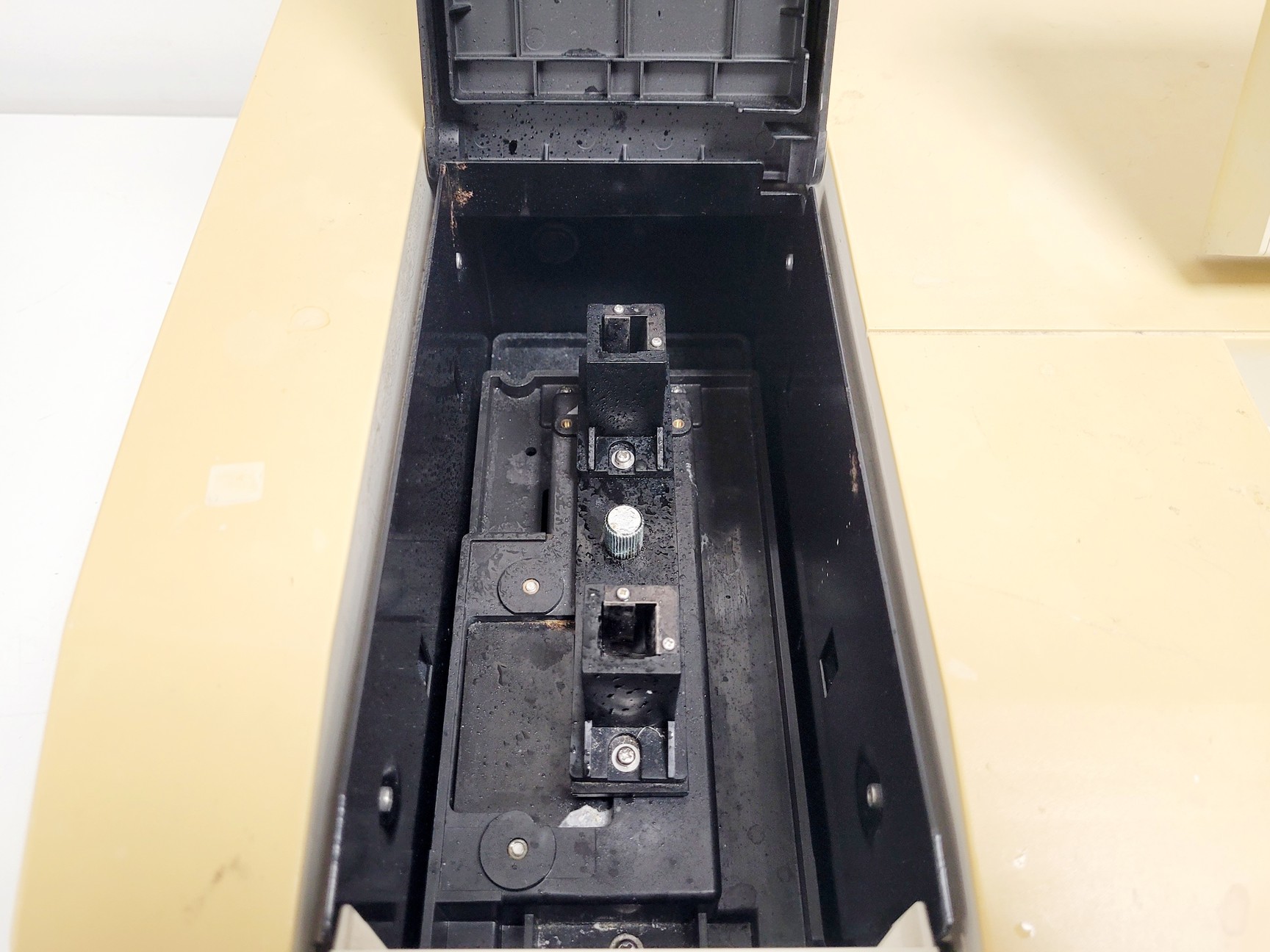 Image of Shimadzu UV-1601 UV-VIS Spectrophotometer