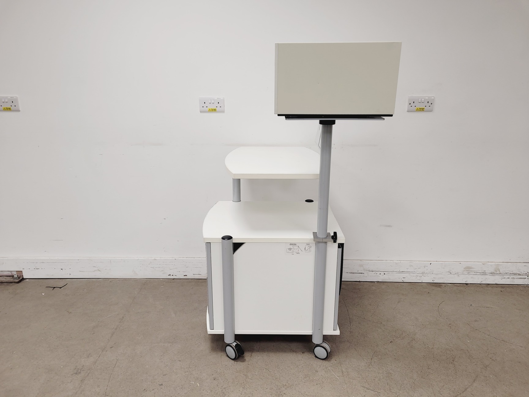 Image of Viasys Healthcare Jaeger Oxycon Pro with Monitor, Trolley & Accessories