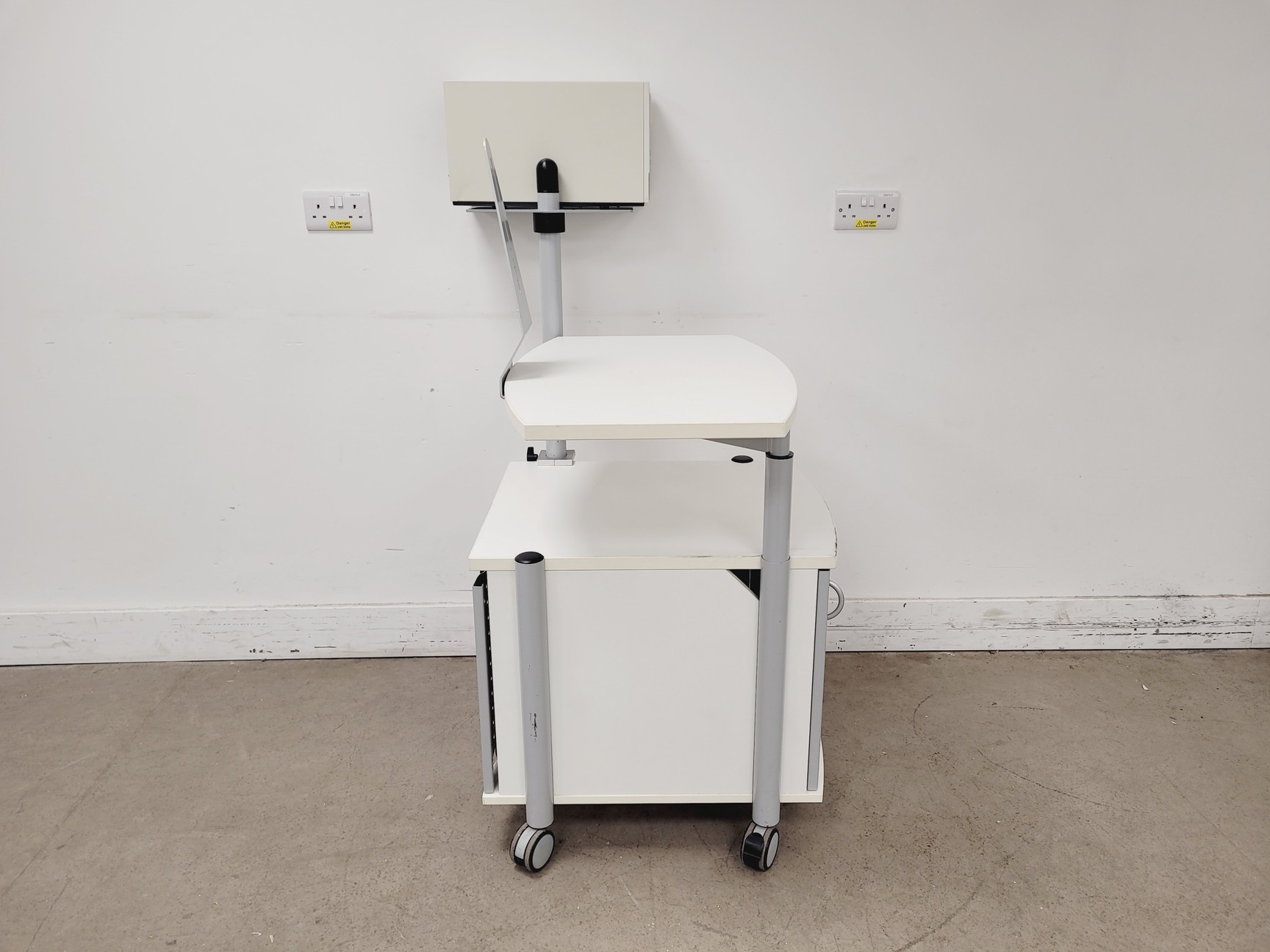 Image of Viasys Healthcare Jaeger Oxycon Pro with Monitor, Trolley & Accessories
