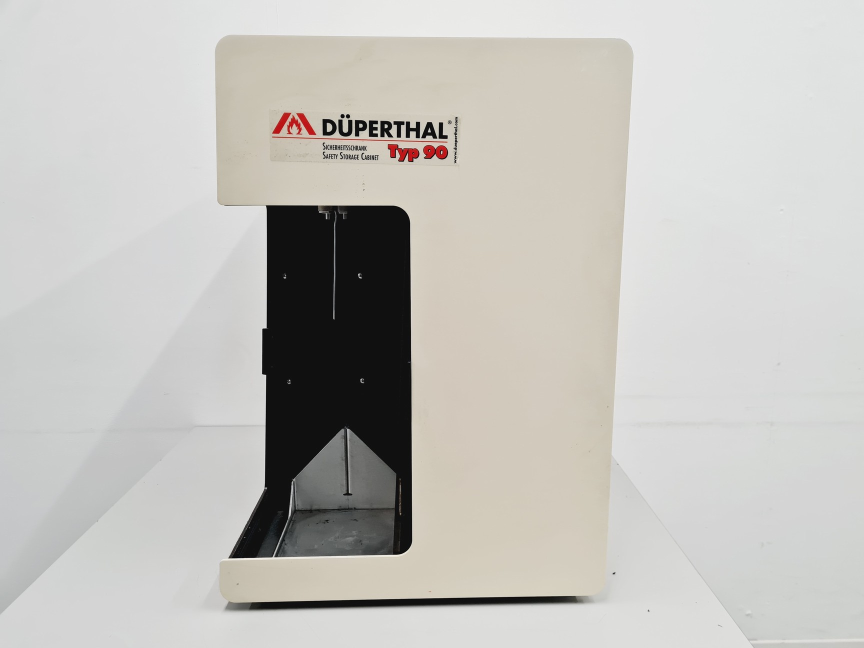 Image of Micromeritics Tristar Surface Area Pore Size Analyser Lab