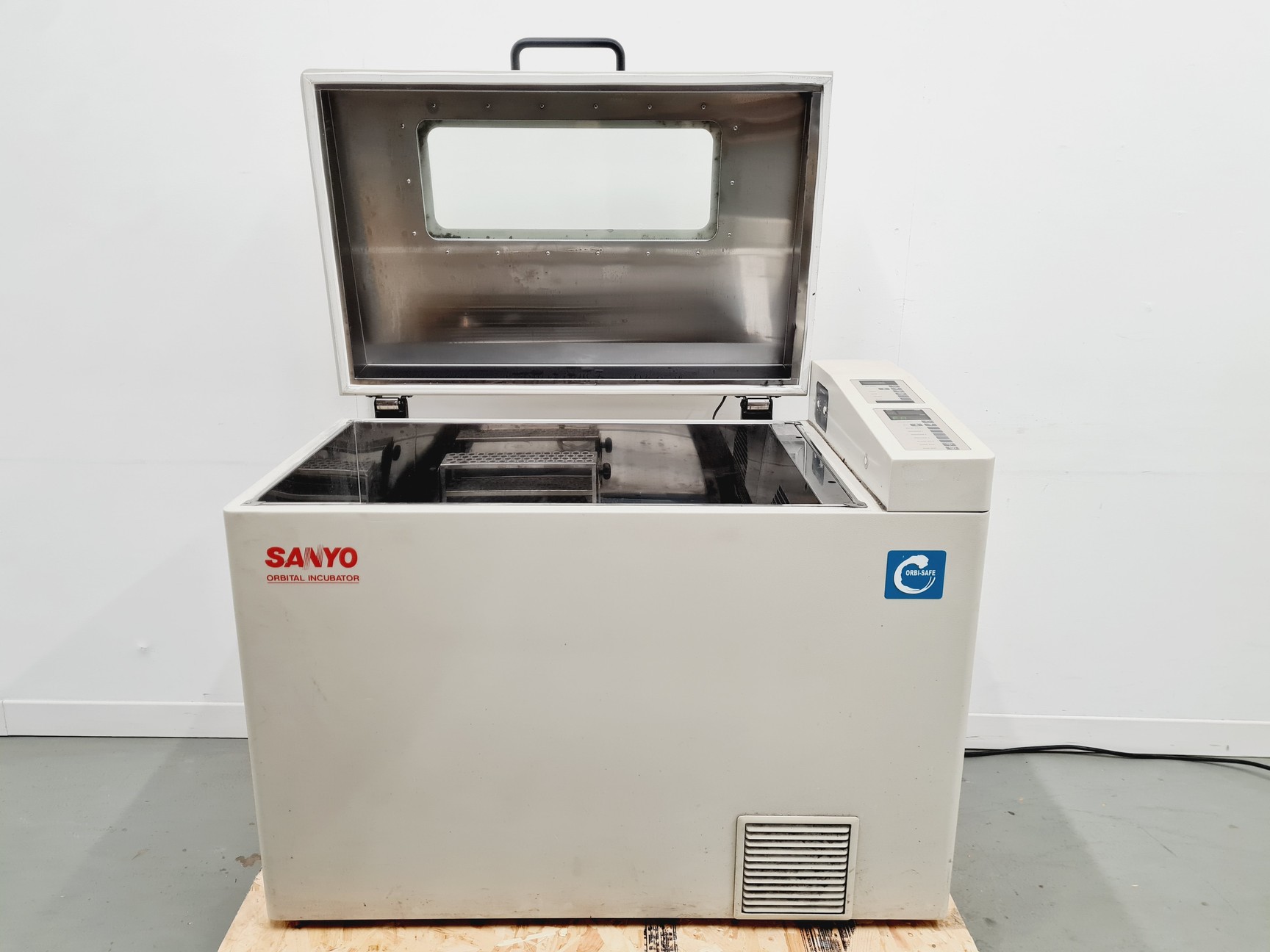 Image of Sanyo Orbital Shaking Incubator IOX402.XX1.C Lab