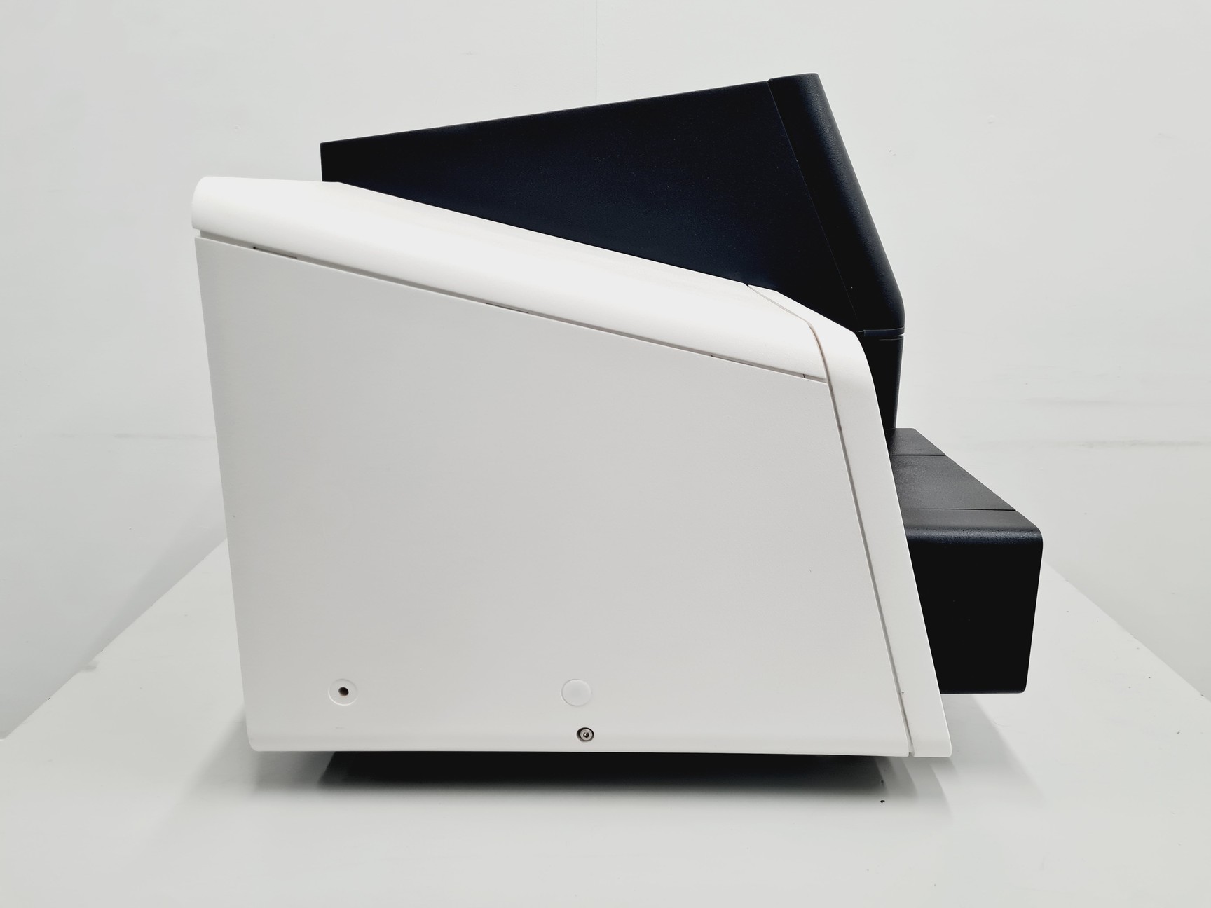 Image of illumina MiSeq DNA Sequencer Lab