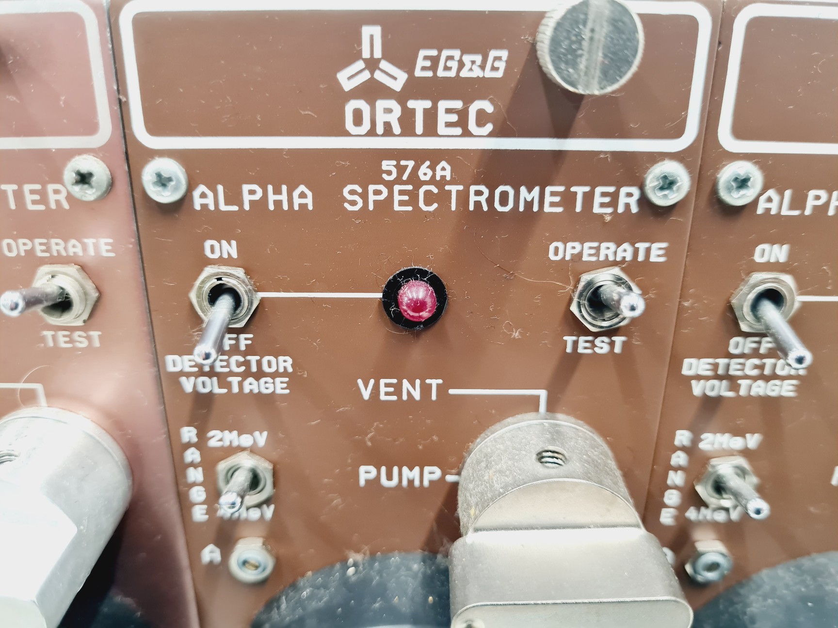 Image of Ortec 4001A Bin with 2 x Ortec 576 & 4 x Ortec 576A Alpha Spectrometer