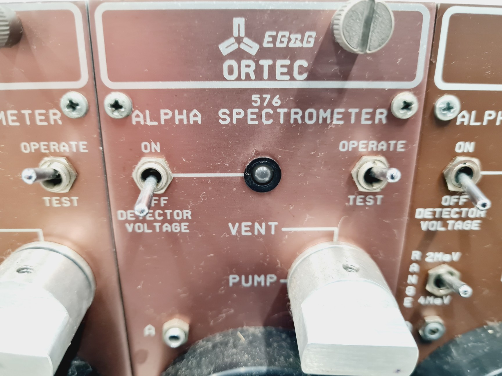 Image of Ortec 4001A Bin with 2 x Ortec 576 & 4 x Ortec 576A Alpha Spectrometer